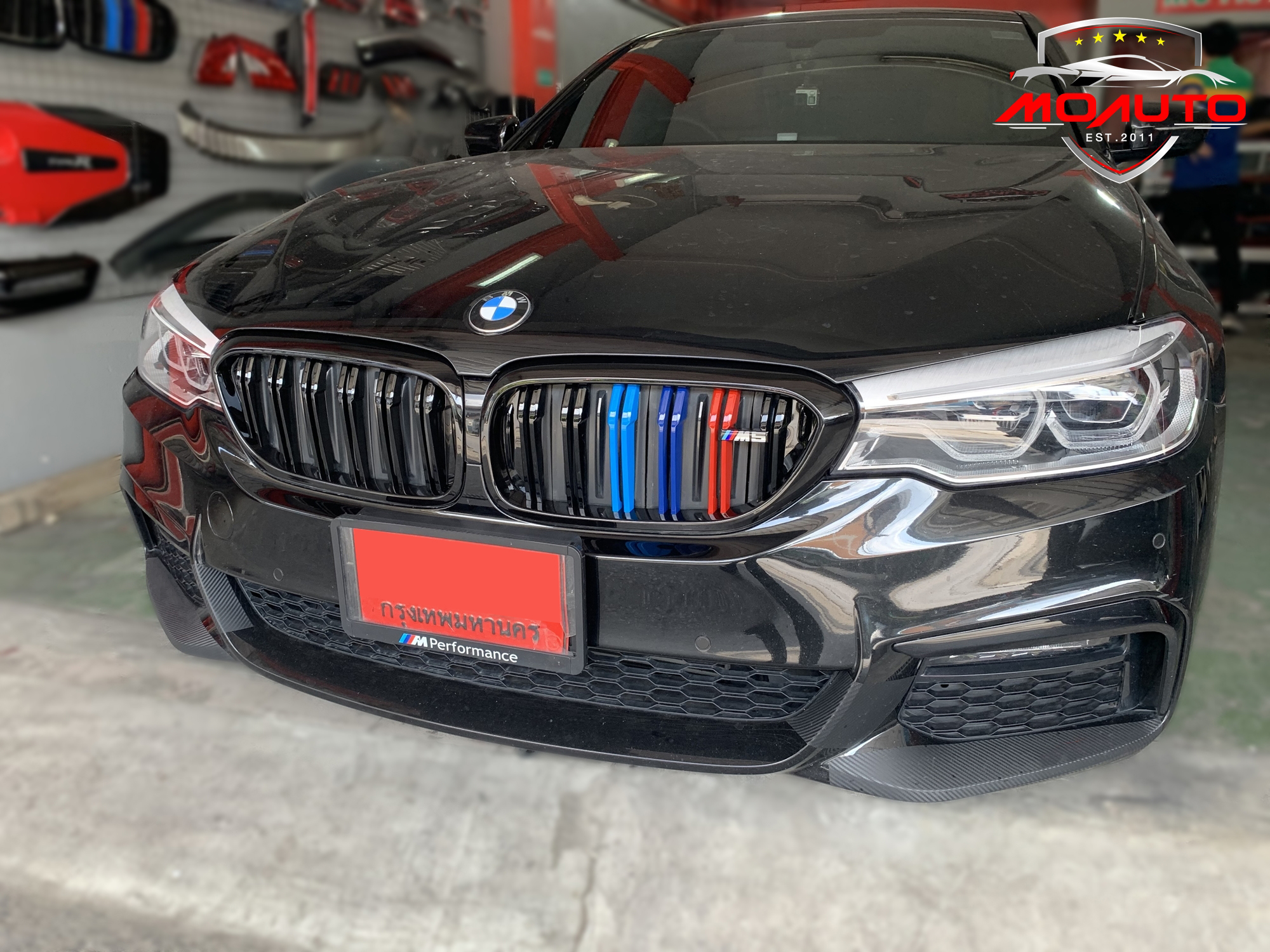 กระจังหน้า ทรง M5 แบบซี่คู่แถบสี /// BMW G30