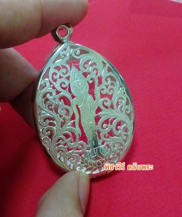 ตลับเงินขัดเงา หลังฉลุลายพระยืน
