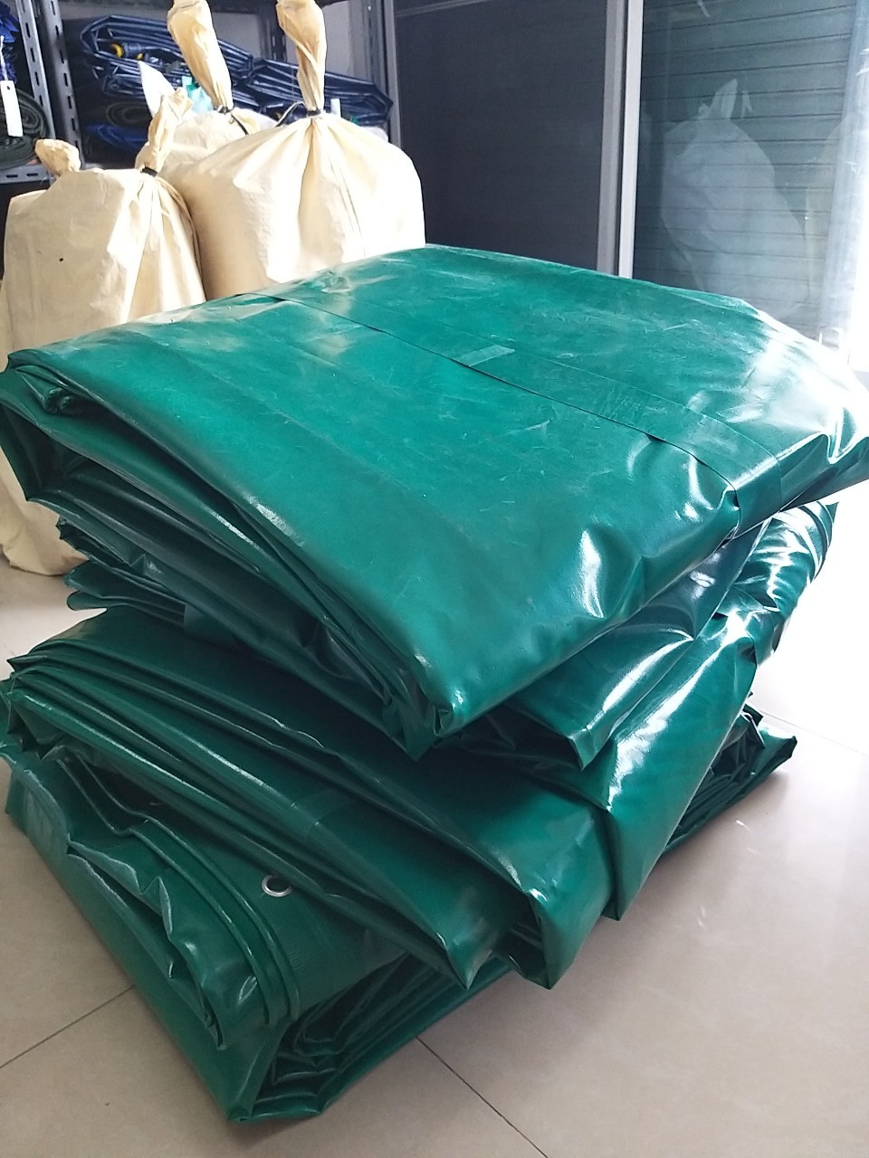 ผ้าใบกันฝน ขนาดกว้าง 8m x ยาว 12m ผ้าใบคลุมสินค้า ผ้าใบกันน้ำ ผ้าใบกันแดด ผ้าใบคูนิล่อน ผ้าใบคลุมคอกรถระบะ ผ้าใบคลุมรถสิบล้อ ผ้าใบกูบรถไฟ ผ้าใบรถบรรทุก kunilon อย่างดี