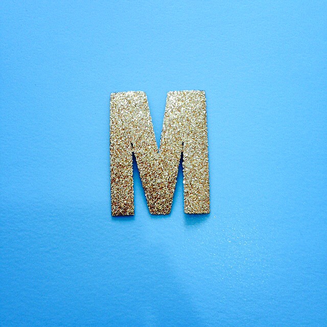 ตัวรีดอักษรกากเพชร สีทอง (5cm) อักษร M