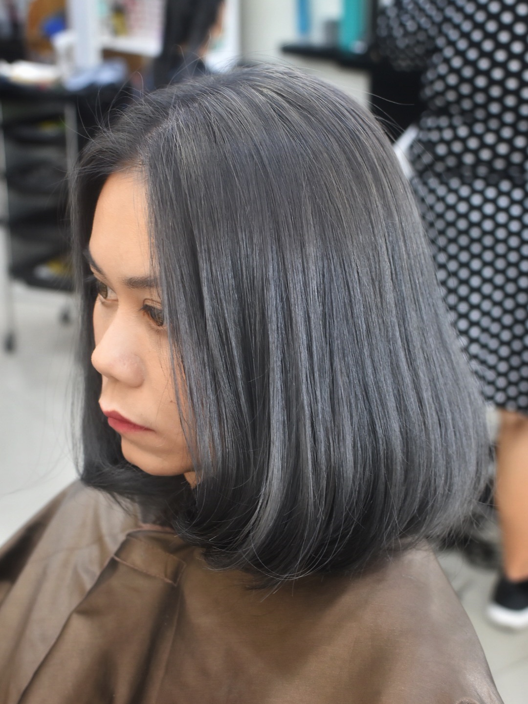 สีผมเทาเข้ม