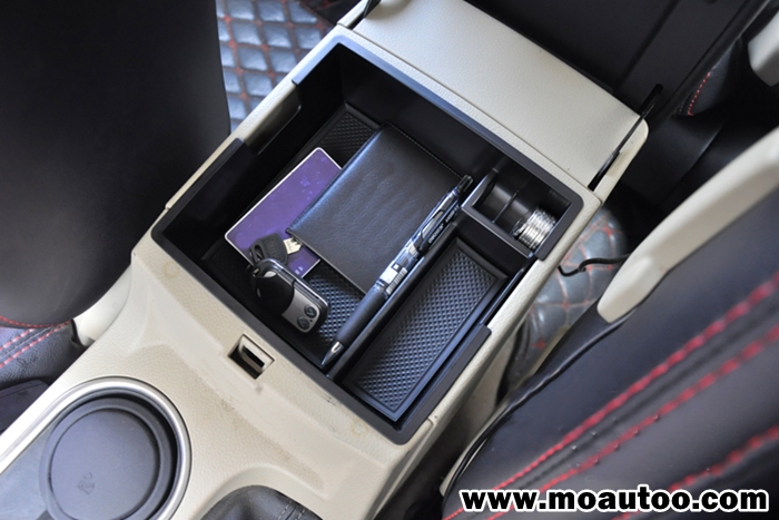 ชั้นเก็บของในที่พักแขนกลางด้านหน้า FORD EVEREST