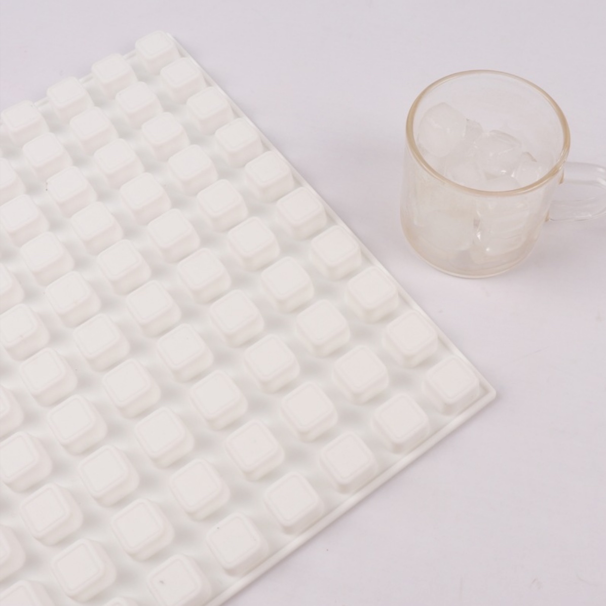แม่พิมพ์ซิลิโคน สี่เหลี่ยม 120ช่อง 1.5*1.5*1 cm 005983