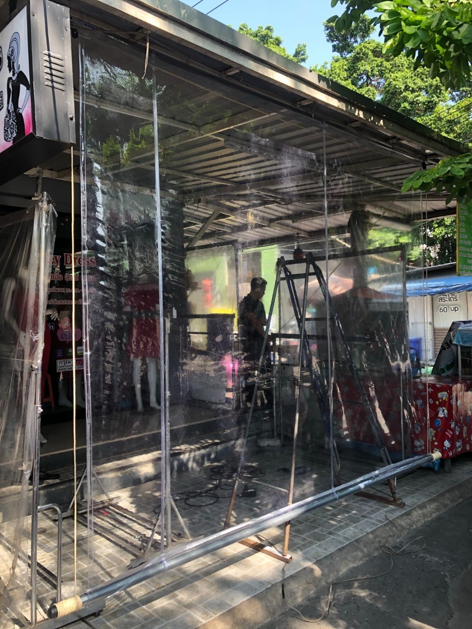 ผ้าใบชักรอกใส ขนาด 2 m x 5 m (ไม่รวมเสาเหล็กค้ำยัน) ผ้าใบสีใส โปร่งใส ผ้าใบกันสาดแบบใส ผ้าใบกันฝนโปร่งใส ผ้าใบม้วนกันฝนแบบใส ผ้าใบม้วนกันแดดสีใส clear ใส