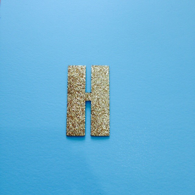 ตัวรีดอักษรกากเพชร สีทอง (5cm) อักษร H
