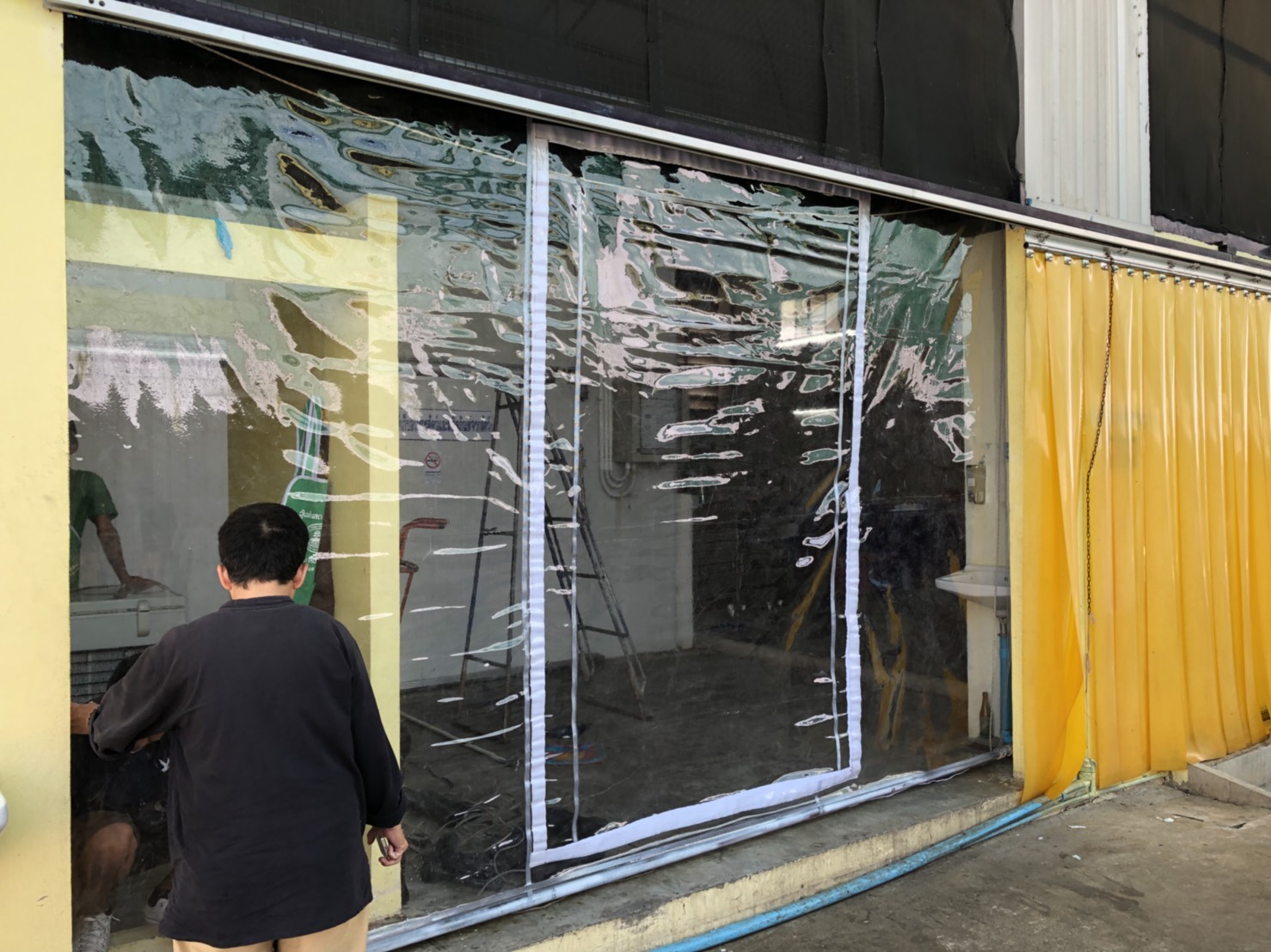 ผ้าใบชักรอกใส ขนาด 2 m x 5 m (ไม่รวมเสาเหล็กค้ำยัน) ผ้าใบสีใส โปร่งใส ผ้าใบกันสาดแบบใส ผ้าใบกันฝนโปร่งใส ผ้าใบม้วนกันฝนแบบใส ผ้าใบม้วนกันแดดสีใส clear ใส