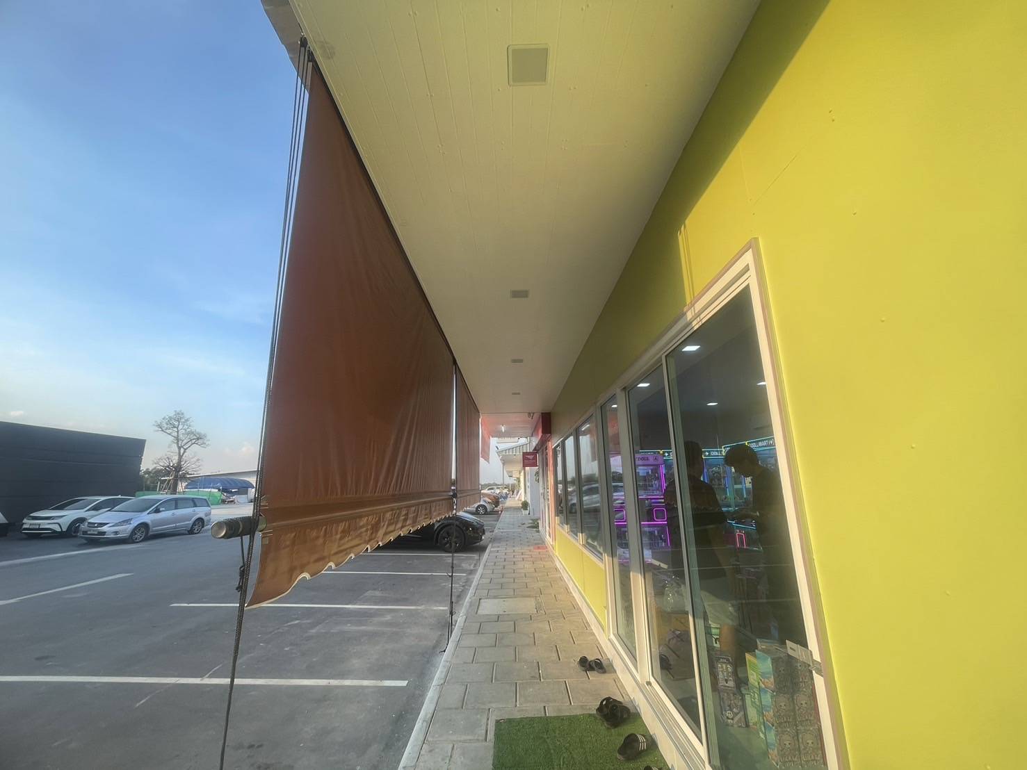 MKP TenT ผ้าใบชักรอก กว้าง 1เมตร สูง 1 เมตร (ไม่รวมเสาค้ำ) กันสาดผ้าใบ ชักรอกผ้าใบ ผ้าใบม้วนขึ้นลง ผ้าใบม้วนเก็บได้ มีทุกสี ขาว เทา ดำ น้ำเงิน แดง เขียว เหลือง ฟ้า ครีม ม่วง 1m x 1m