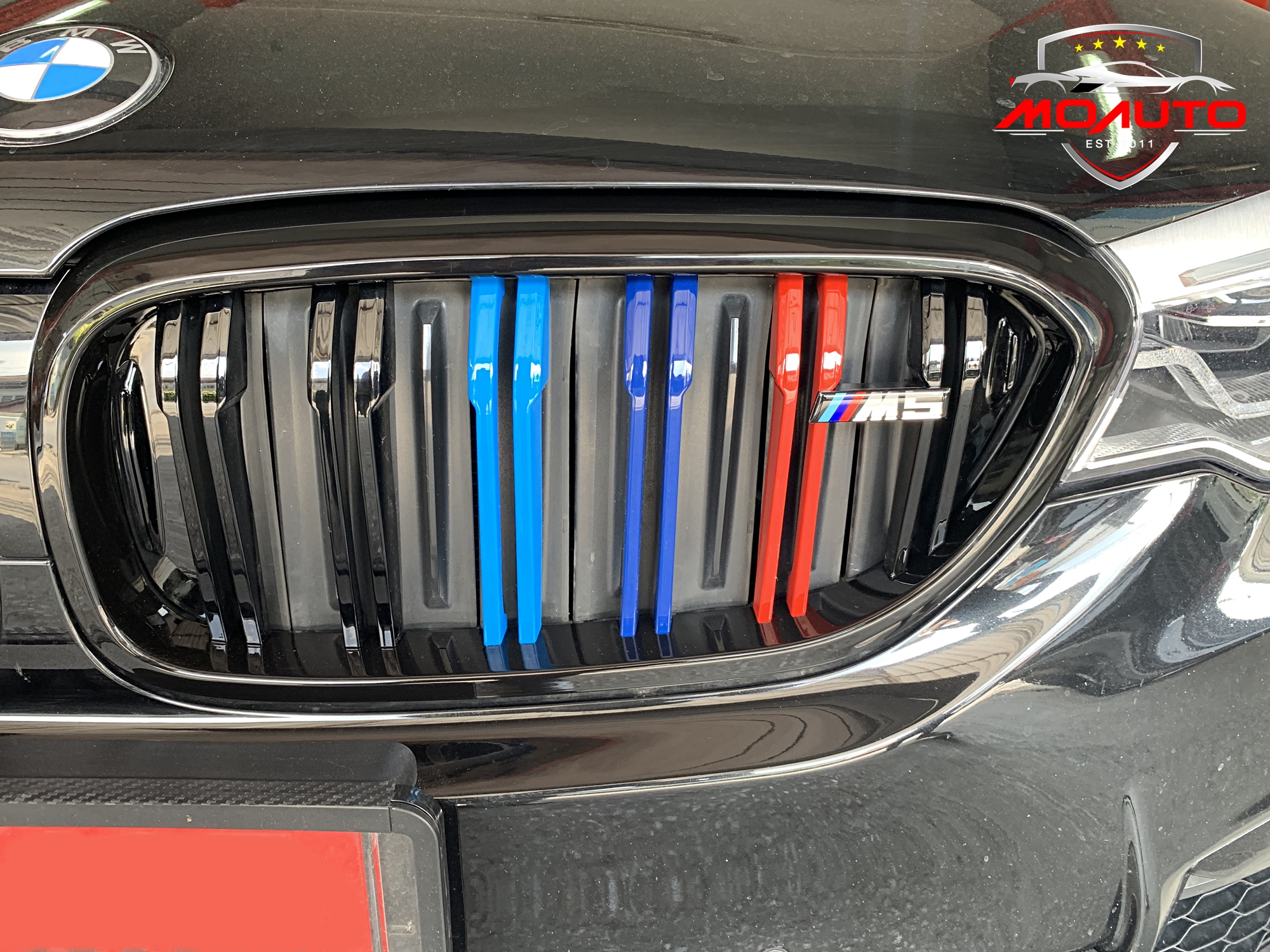 กระจังหน้า ทรง M5 แบบซี่คู่แถบสี /// BMW G30