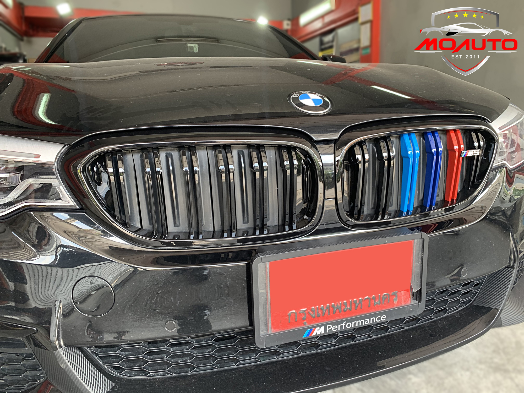 กระจังหน้า ทรง M5 แบบซี่คู่แถบสี /// BMW G30