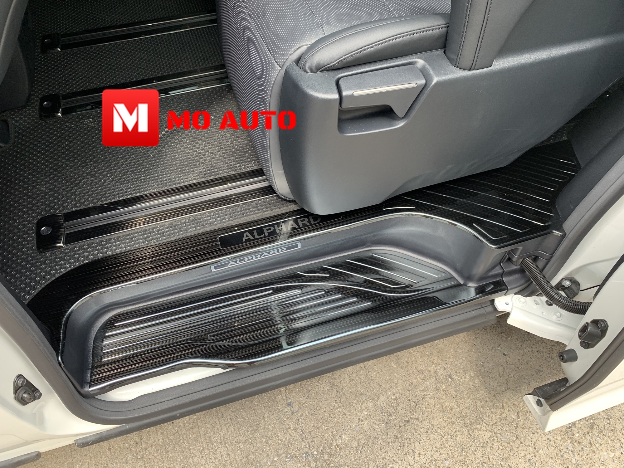 เพลทกันรอยเท้าชายประตู ดำเงา 8 ชิ้น ALPHARD / VELLFIRE 30 ปี 2016-2021