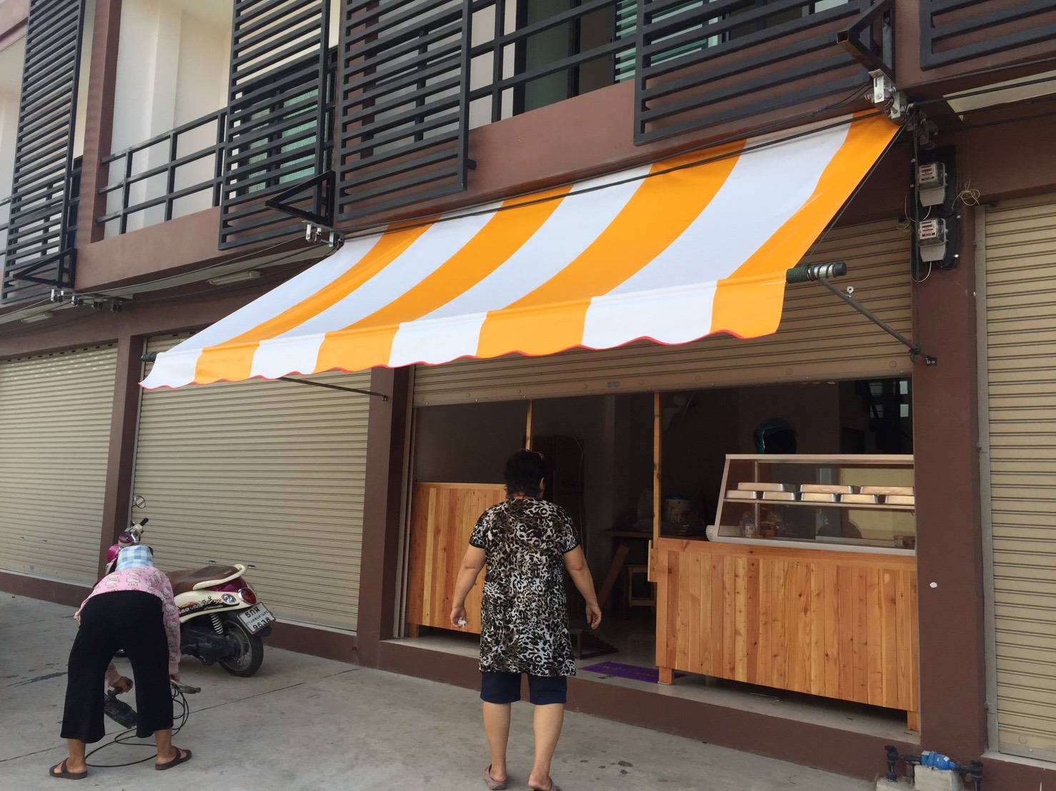 ผ้าใบชักรอก กว้าง2เมตร สูง1เมตร ทุกแบบ ทุกสี (ไม่รวมเสาค้ำ) ผ้าใบกันสาด ผ้าใบกันฝน ผ้าใบม้วนกันฝน ผ้าใบม้วนกันแดด ผ้าใบหน้าร้าน มีทุกสี 2m x 1m