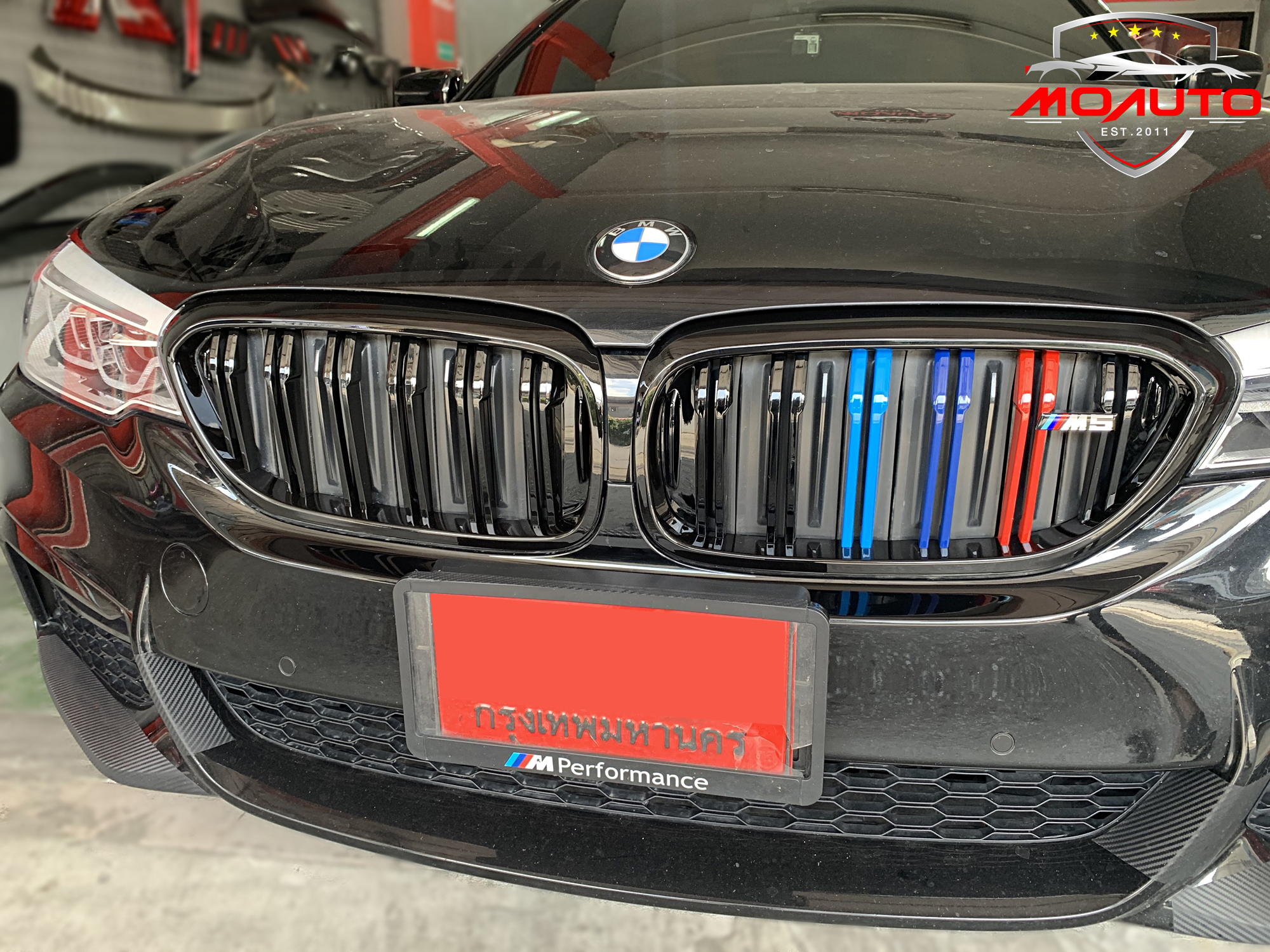 กระจังหน้า ทรง M5 แบบซี่คู่แถบสี /// BMW G30