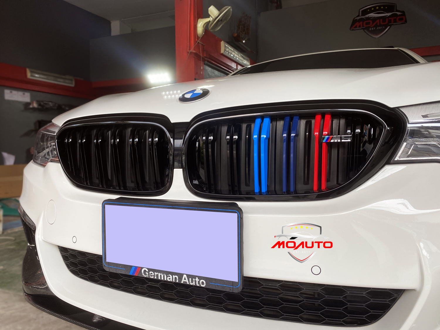 กระจังหน้า ทรง M5 แบบซี่คู่แถบสี /// BMW G30