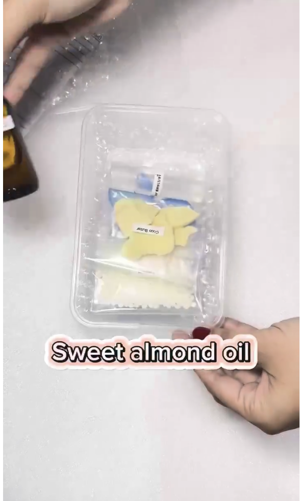 ชุดทำลิปบาล์มDIY บำรุงริมฝีปาก (1ชุด ทำได้ 50g) รุ่นใหม่ 007716