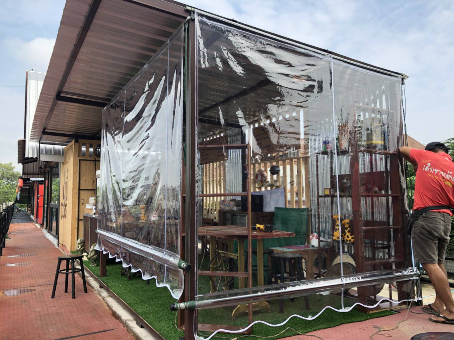 ผ้าใบชักรอกใส ขนาด 2 m x 5 m (ไม่รวมเสาเหล็กค้ำยัน) ผ้าใบสีใส โปร่งใส ผ้าใบกันสาดแบบใส ผ้าใบกันฝนโปร่งใส ผ้าใบม้วนกันฝนแบบใส ผ้าใบม้วนกันแดดสีใส clear ใส