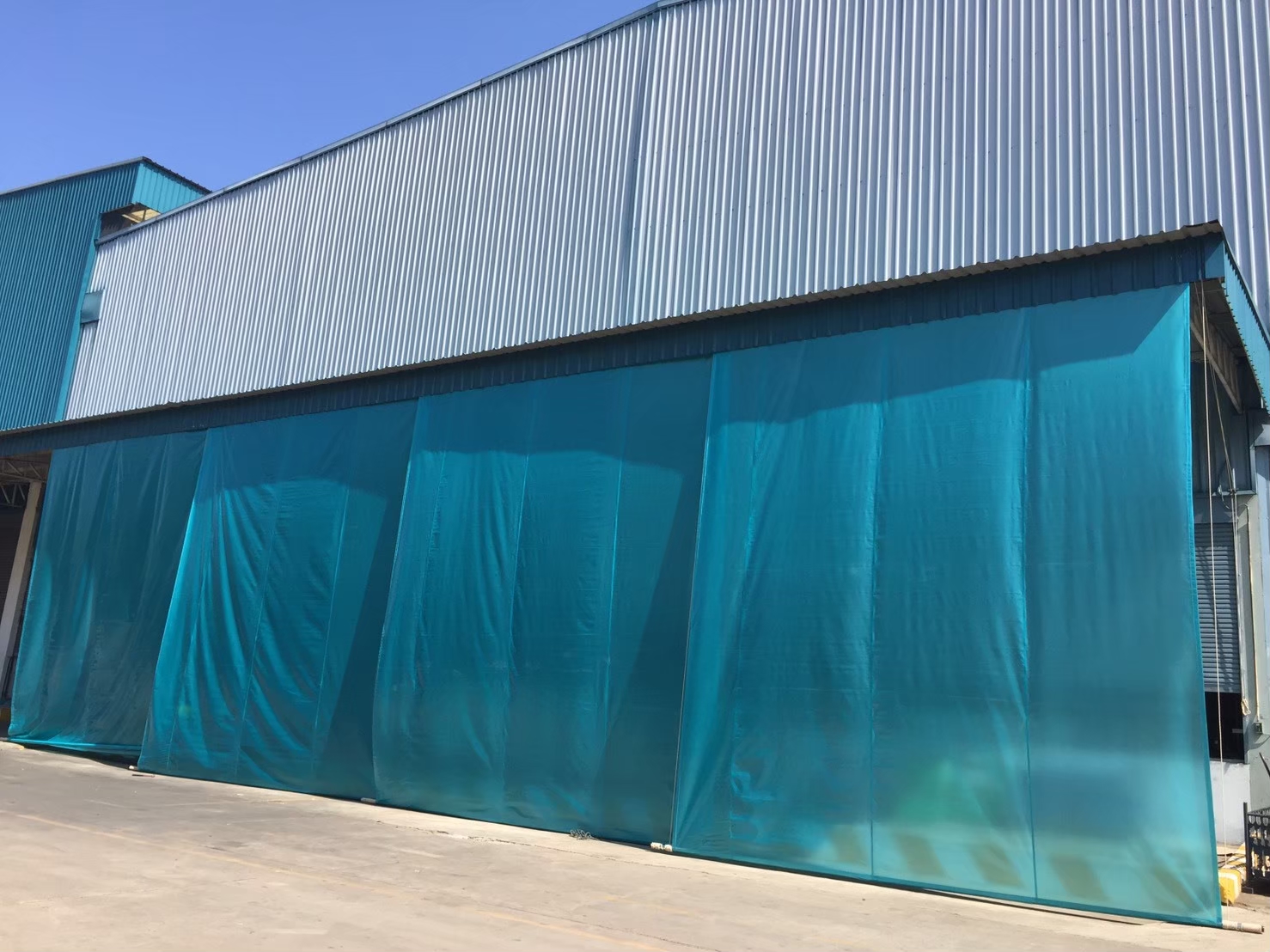 ผ้าใบชักรอก กว้าง 6เมตร สูง 3.0เมตร (ไม่รวมเสาค้ำ) กันสาดผ้าใบ ชักรอกผ้าใบ ผ้าใบม้วนขึ้นลง ผ้าใบม้วนเก็บได้ ผ้าใบตลาดนัด มีทุกสี 6m x 3.0m