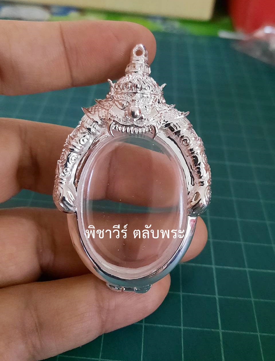 ตลับเงินขัดเงาใส่เหรียญทรงรูปไข่หน้าพระราหู หน้าจอกว้าง 2.5 ซม.