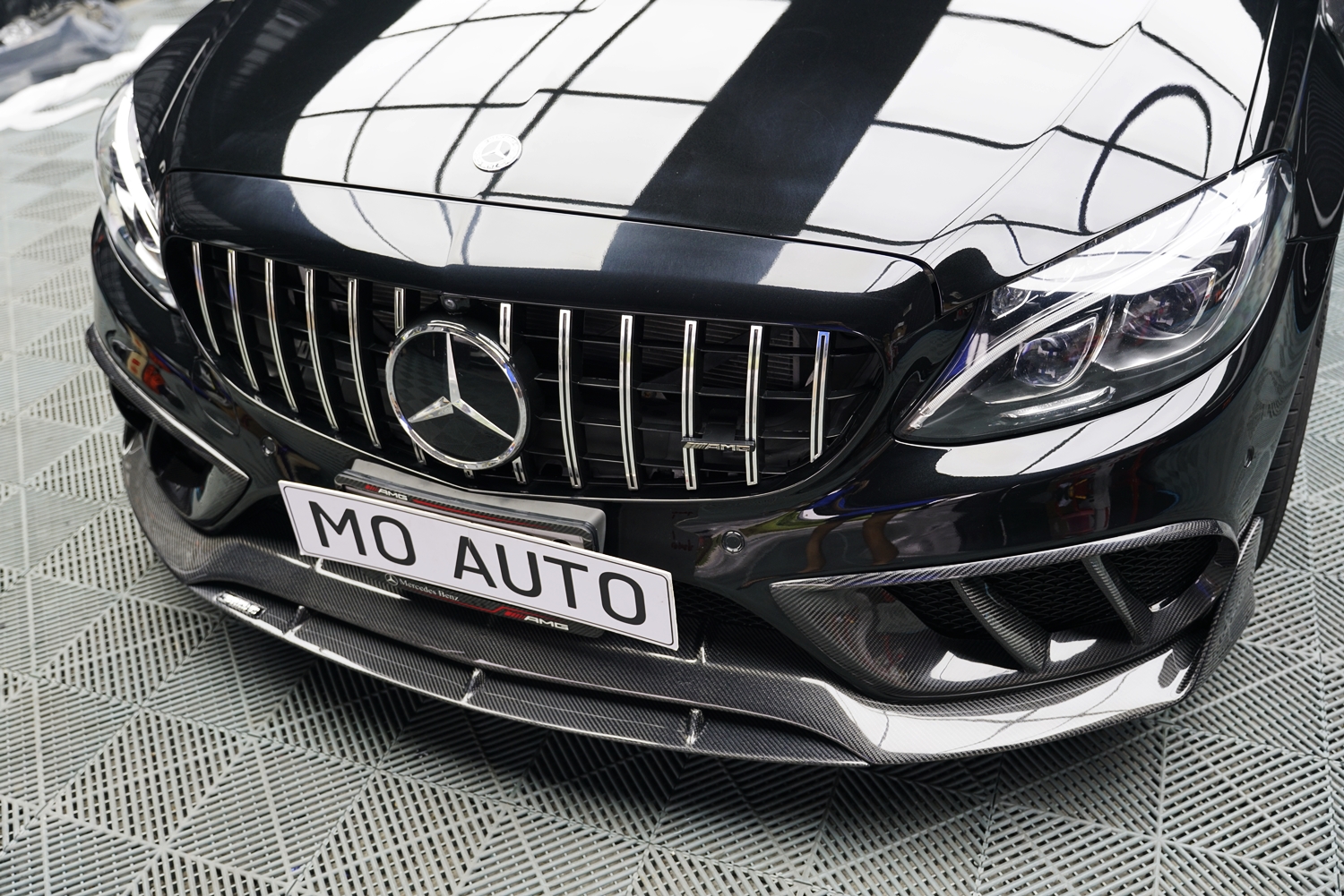 ลิ้นหน้าเพียวคาร์บอนแท้ B2 สำหรับ W205 4 ประตู ก่อน Facelip