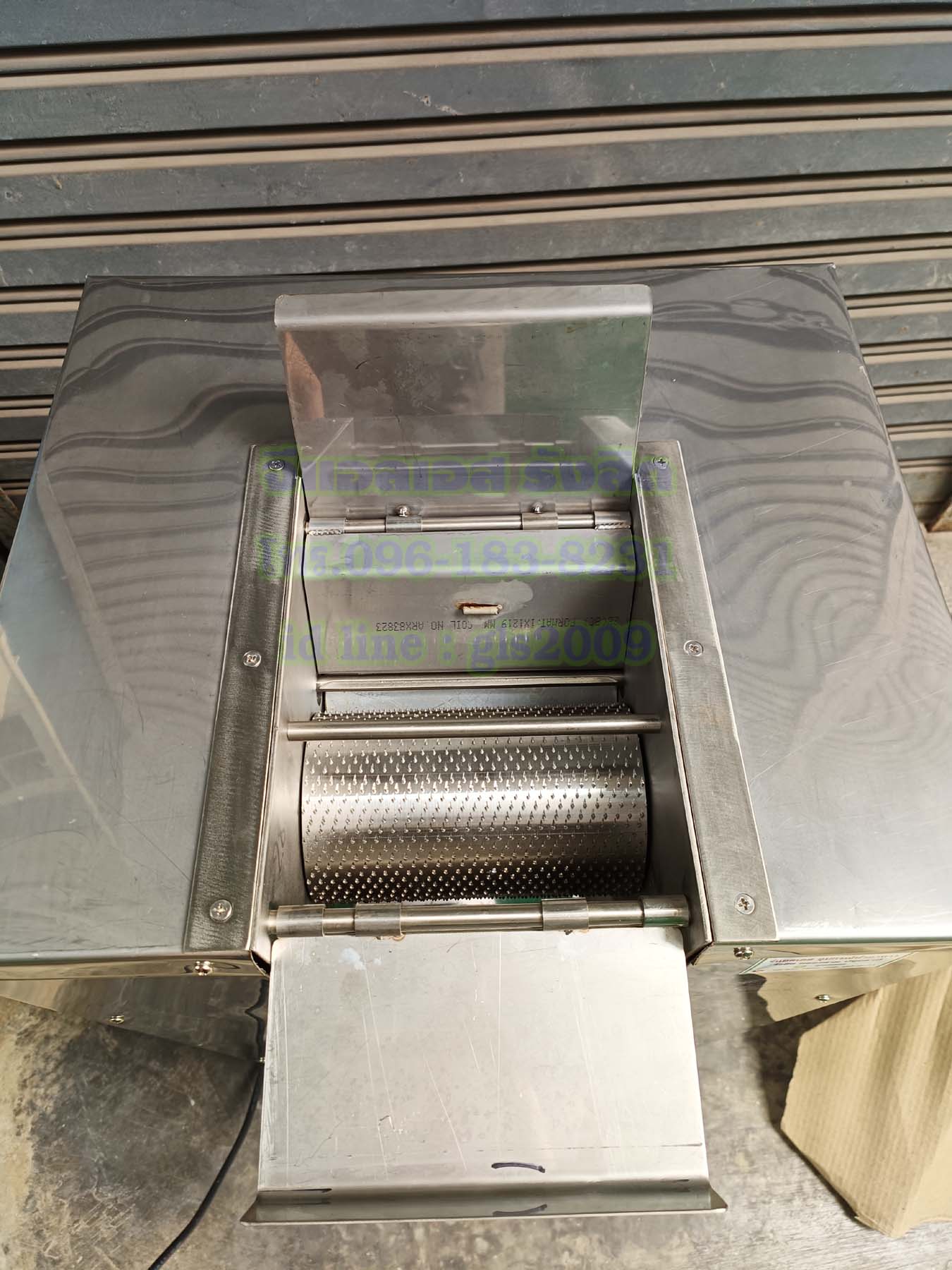 เครื่องขูดมะพร้าวโครงเหล็กหุ้มสแตนเลส