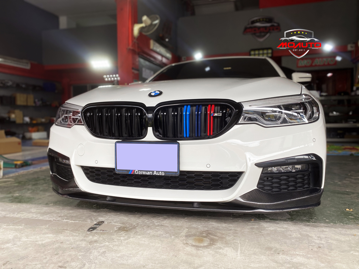 กระจังหน้า ทรง M5 แบบซี่คู่แถบสี /// BMW G30