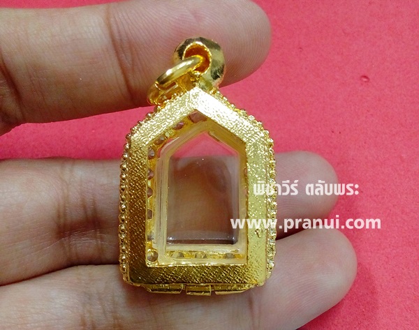 ตลับเงินฝังพลอยใส่หลวงพ่อสาคร