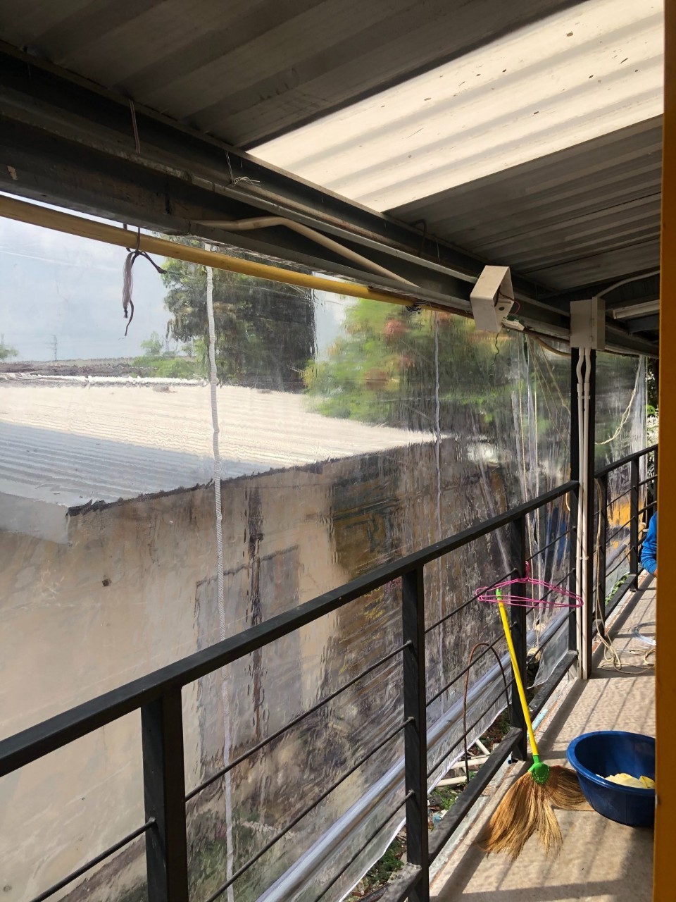 ผ้าใบชักรอกใส ขนาด 2 m x 6 m (ไม่รวมเสาเหล็กค้ำยัน) ผ้าใบสีใส โปร่งใส ผ้าใบกันสาดแบบใส ผ้าใบกันฝนโปร่งใส ผ้าใบม้วนกันฝนแบบใส ผ้าใบม้วนกันแดดสีใส clear ใส