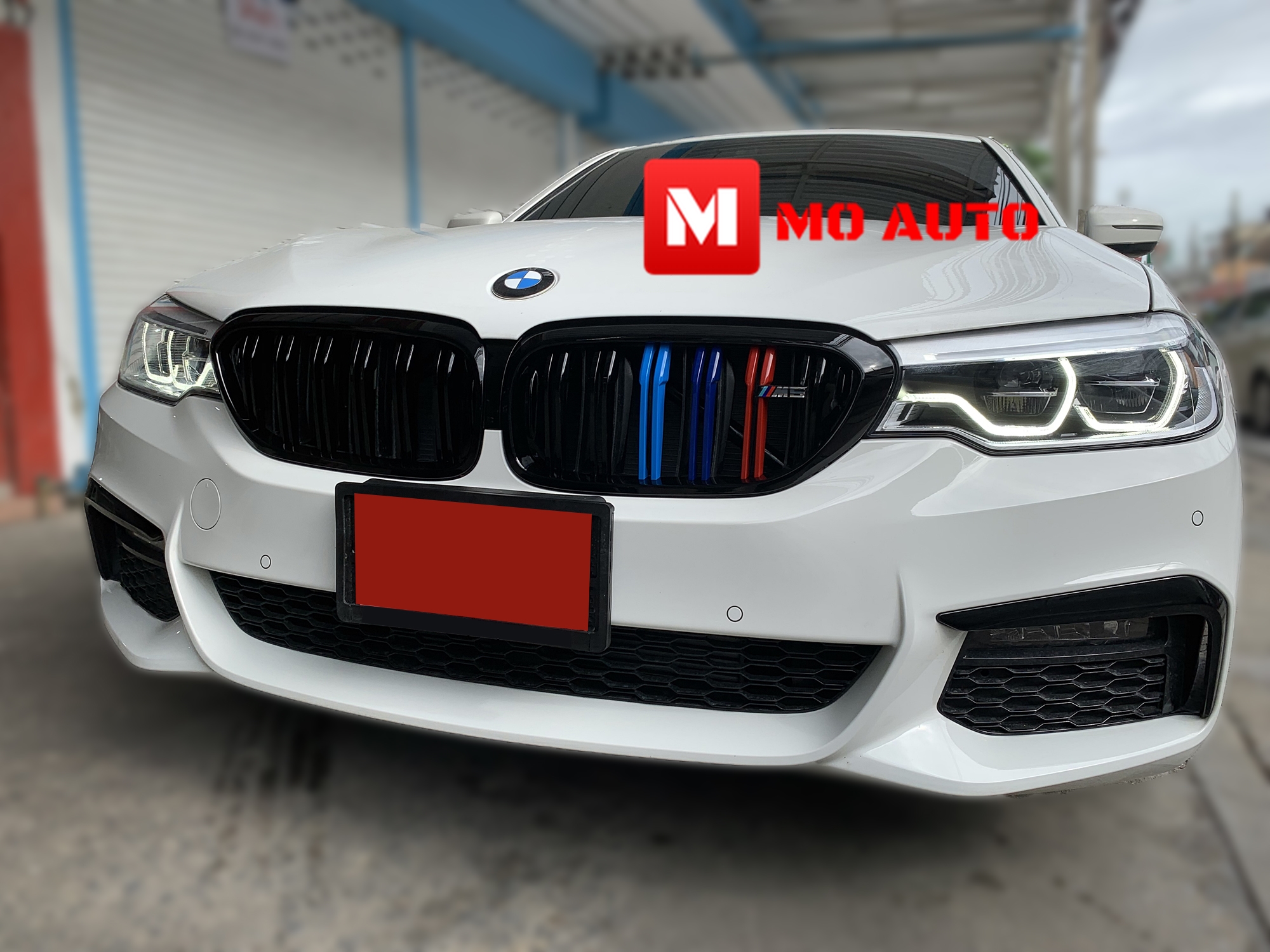 กระจังหน้า ทรง M5 แบบซี่คู่แถบสี /// BMW G30