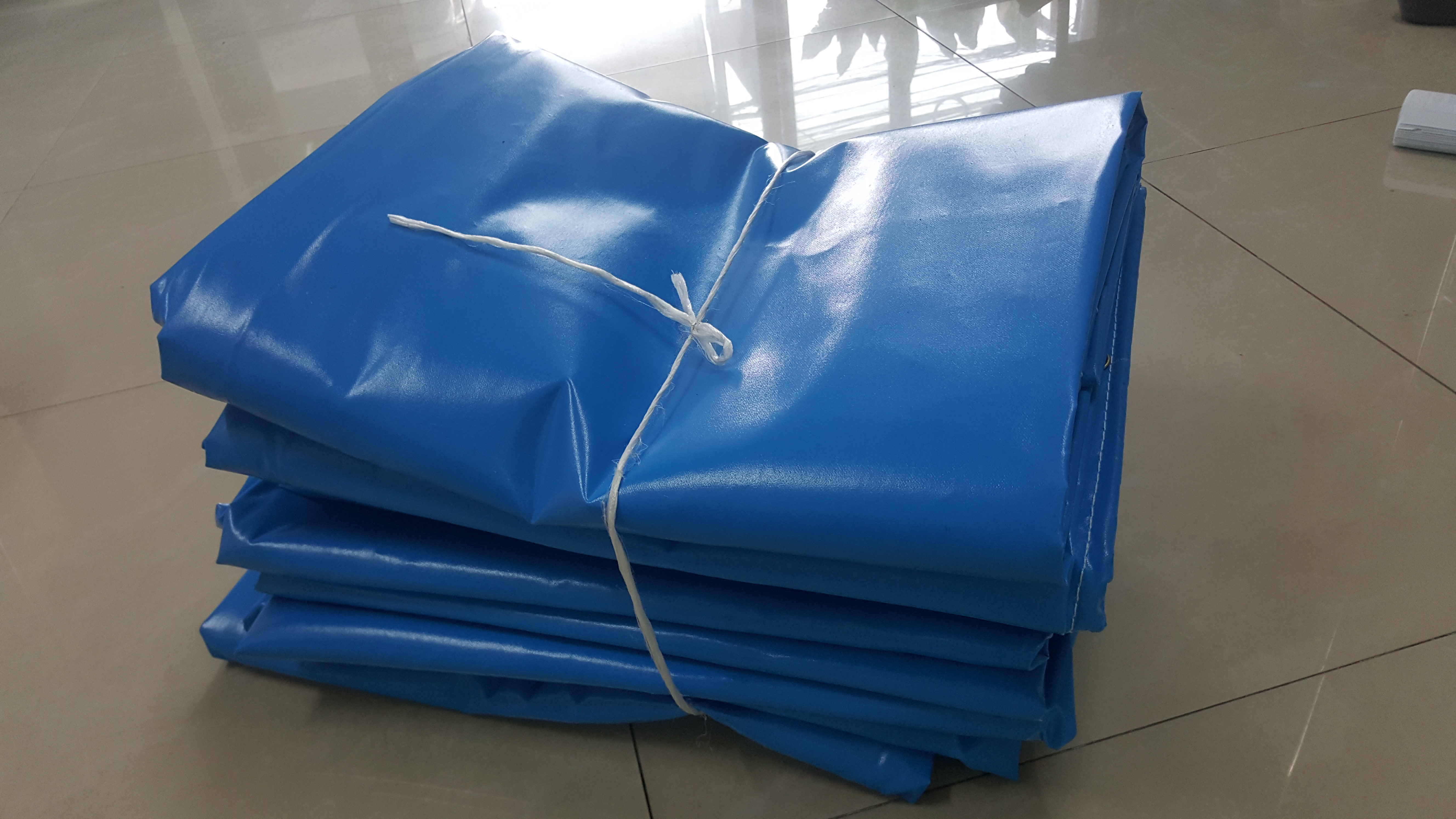 ผ้าใบกันฝน ขนาดกว้าง 1m x ยาว 5m ผ้าใบคลุมสินค้า ผ้าใบกันน้ำ ผ้าใบกันแดด ผ้าใบคูนิล่อน ผ้าใบคลุมคอกรถระบะ ผ้าใบคลุมรถสิบล้อ ผ้าใบกูบรถไฟ ผ้าใบรถบรรทุก kunilon อย่างดี