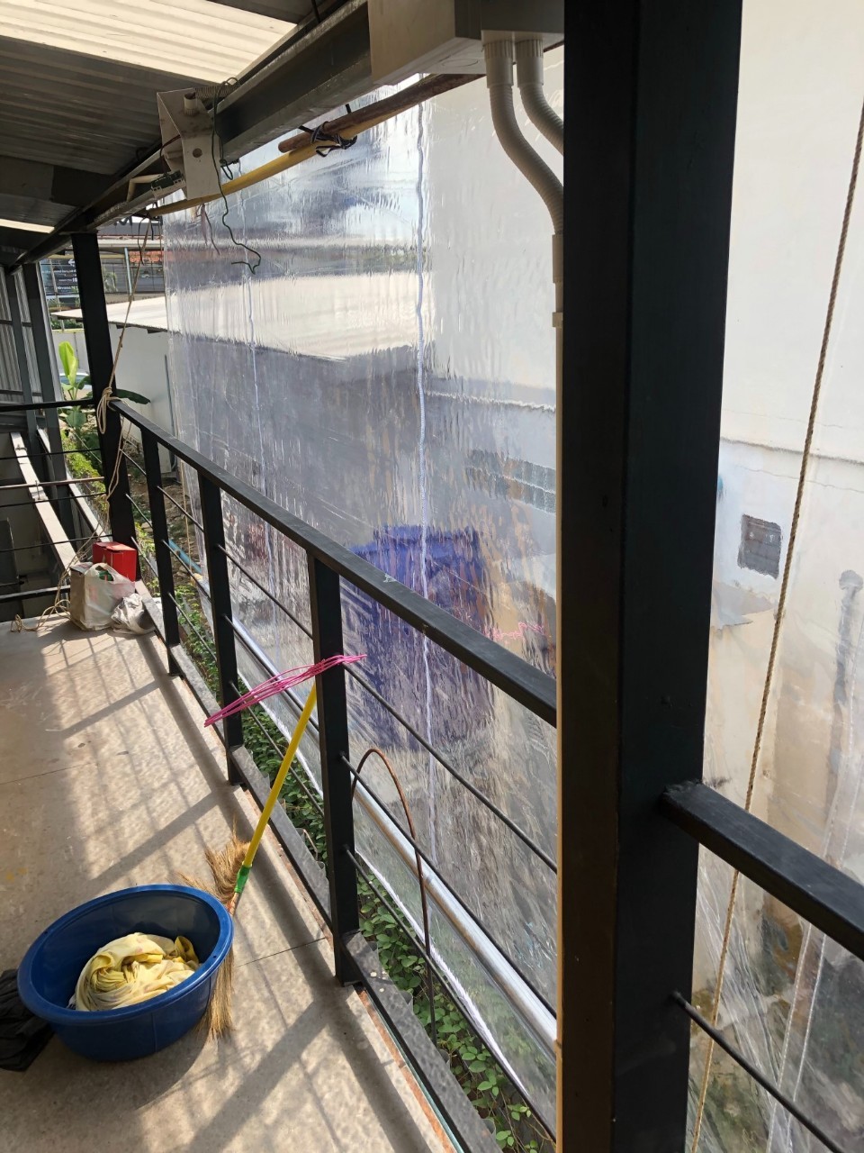 ผ้าใบชักรอกใส ขนาด 2 m x 5 m (ไม่รวมเสาเหล็กค้ำยัน) ผ้าใบสีใส โปร่งใส ผ้าใบกันสาดแบบใส ผ้าใบกันฝนโปร่งใส ผ้าใบม้วนกันฝนแบบใส ผ้าใบม้วนกันแดดสีใส clear ใส