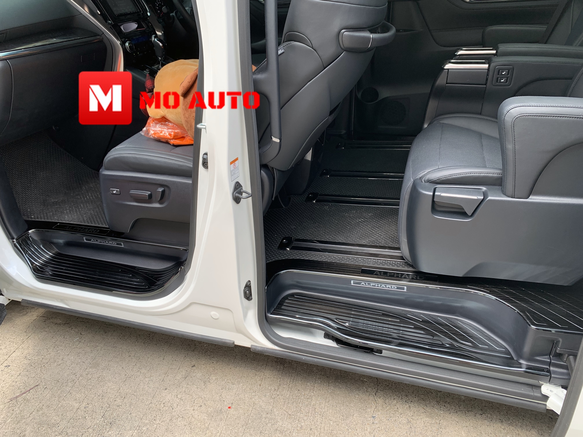 เพลทกันรอยเท้าชายประตู ดำเงา 8 ชิ้น ALPHARD / VELLFIRE 30 ปี 2016-2021