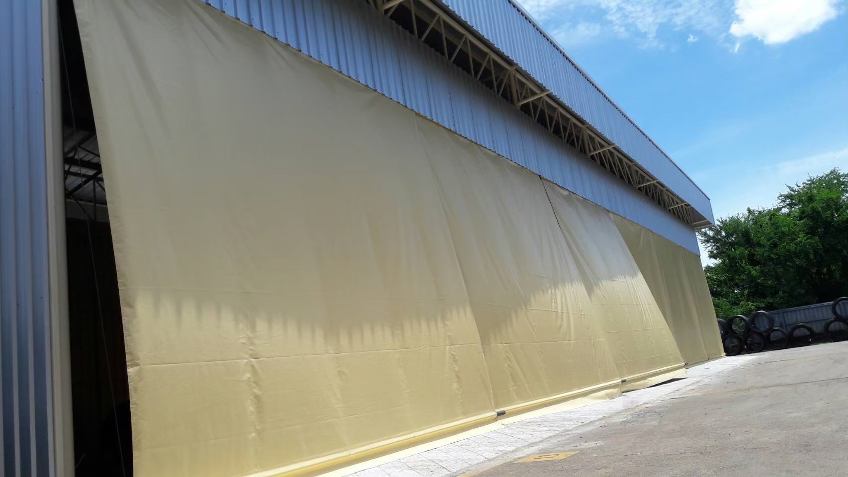 ผ้าใบชักรอก กว้าง 6เมตร สูง 4.5มตร (ไม่รวมเสาค้ำ) กันสาดผ้าใบ ชักรอกผ้าใบ ผ้าใบม้วนขึ้นลง ผ้าใบม้วนเก็บได้ ผ้าใบตลาดนัด มีทุกสี 6m x 4.5m