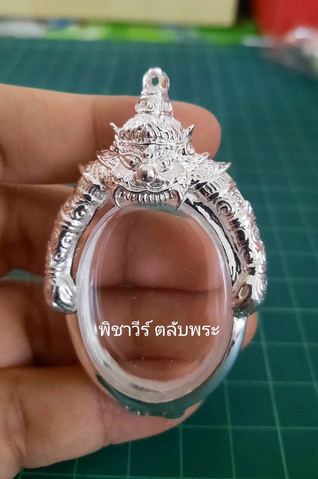 ตลับเงินขัดเงาใส่เหรียญทรงรูปไข่หน้าพระราหู หน้าจอกว้าง 2.5 ซม.