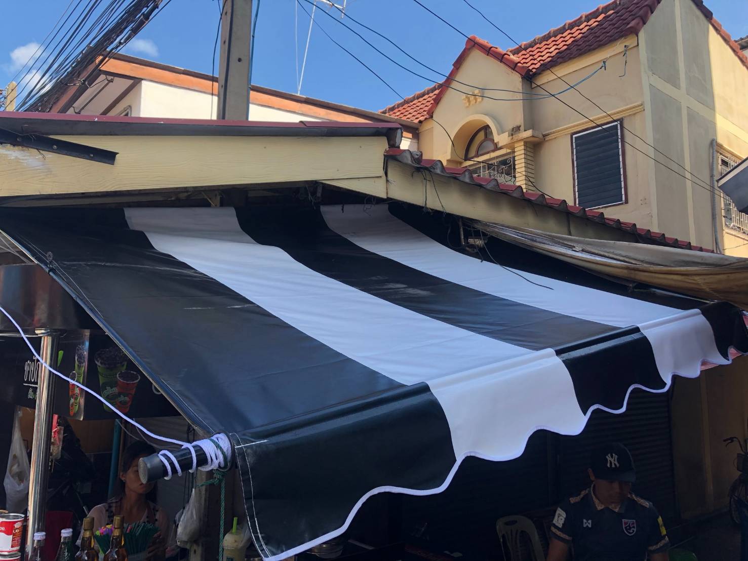 ผ้าใบชักรอก กว้าง 6เมตร สูง 5มตร (ไม่รวมเสาค้ำ) กันสาดผ้าใบ ชักรอกผ้าใบ ผ้าใบม้วนขึ้นลง ผ้าใบม้วนเก็บได้ ผ้าใบตลาดนัด มีทุกสี 6m x 5m