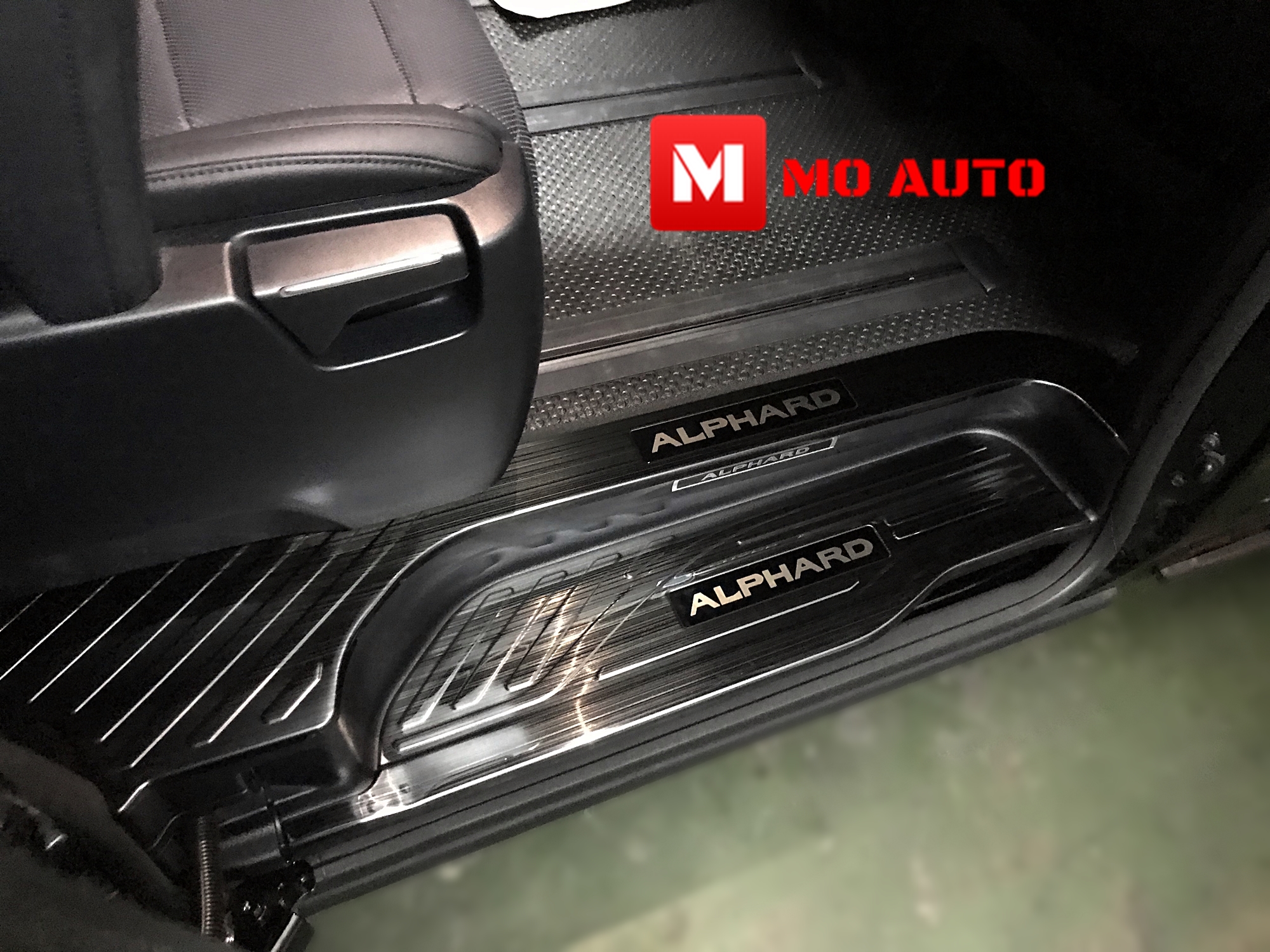 เพลทกันรอยเท้าชายประตู ดำเงา 8 ชิ้น ALPHARD / VELLFIRE 30 ปี 2016-2021