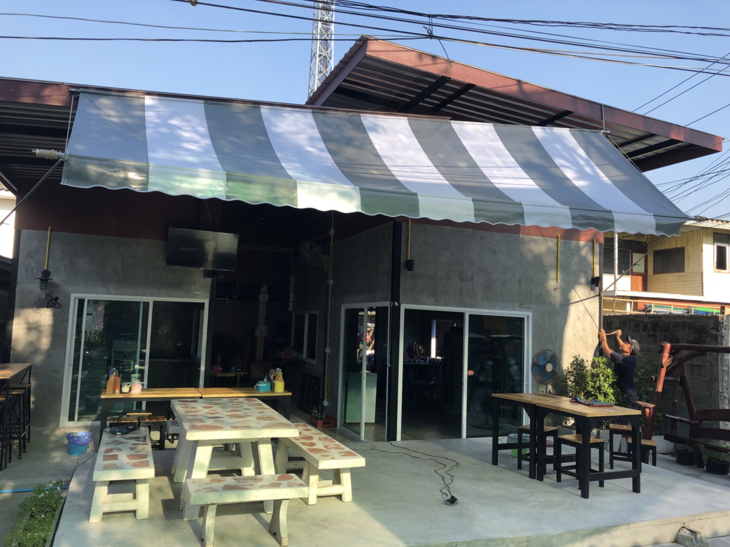 MKP TenT ผ้าใบชักรอก ขนาด กว้าง 1.5m สูง 5m (ไม่รวมเสาค้ำ) ผ้าใบกันสาด ผ้าใบกันฝน ผ้าใบม้วนกันฝน ผ้าใบม้วนกันแดด มีทุกสี ขาว แดง ดำ ชมพู น้ำเงิน ฟ้า เขียว ม่วง ครีม น้ำตาล 1.5m x 5m