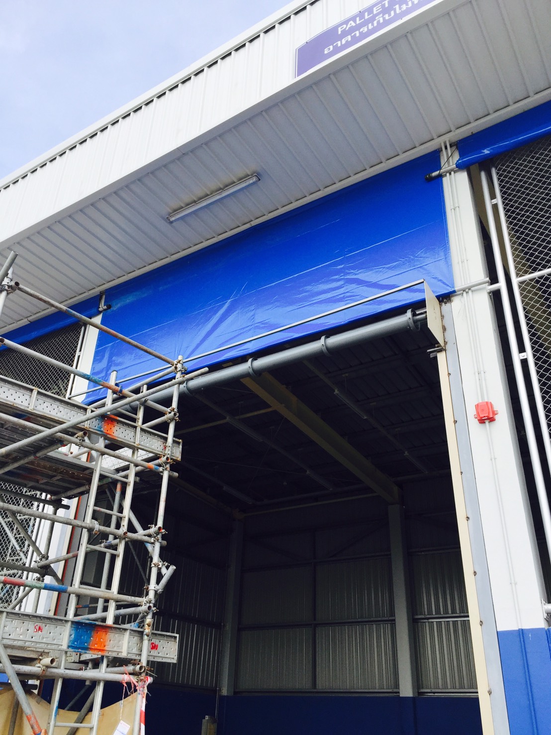 ผ้าใบชักรอก กว้าง 6เมตร สูง 5มตร (ไม่รวมเสาค้ำ) กันสาดผ้าใบ ชักรอกผ้าใบ ผ้าใบม้วนขึ้นลง ผ้าใบม้วนเก็บได้ ผ้าใบตลาดนัด มีทุกสี 6m x 5m