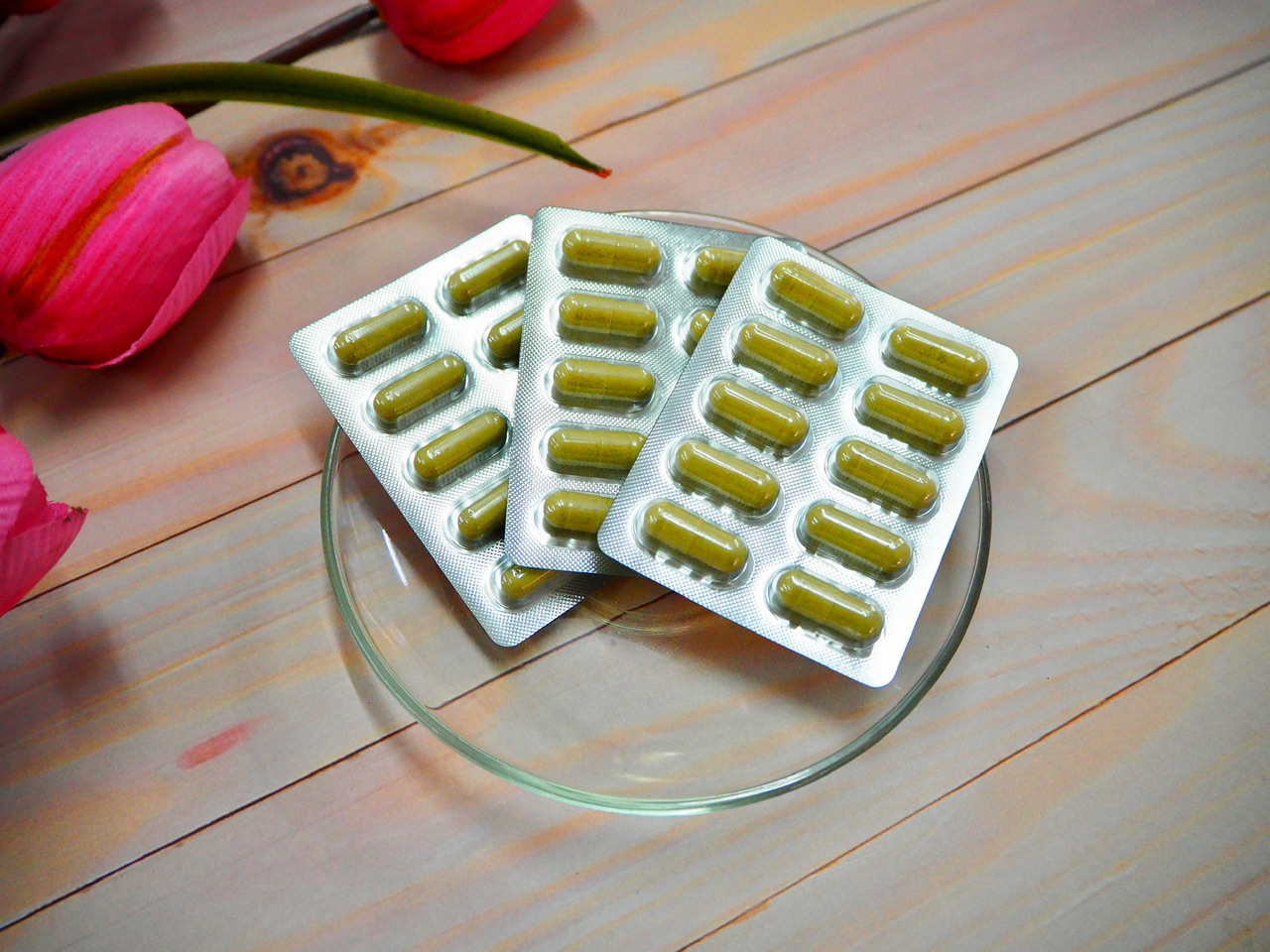 สมุนไพร กิโลมะกัง (สลายพังผืด) บรรจุกล่องๆ ละ 10 แผงๆ ละ 10 แคปซูลๆ ละ 500 มก. รวม 100 แคปซูล