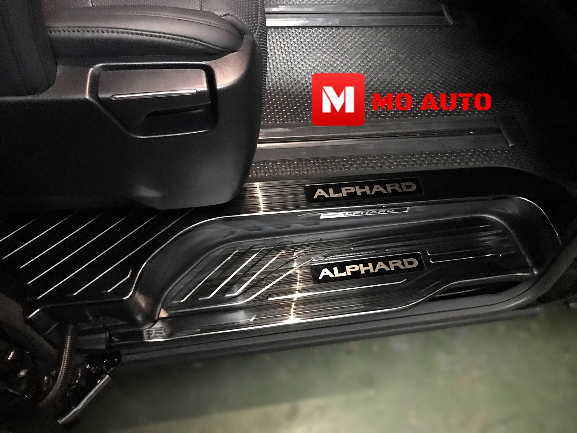 เพลทกันรอยเท้าชายประตู ดำเงา 8 ชิ้น ALPHARD / VELLFIRE 30 ปี 2016-2021