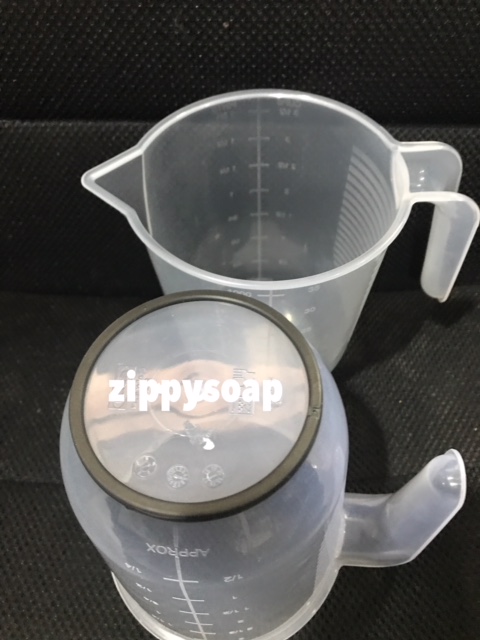 เหยือกมีที่รองกันลื่น 1000 ml