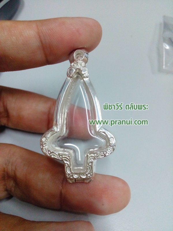 ตลับเงินขัดเงาใส่พระยอดธง