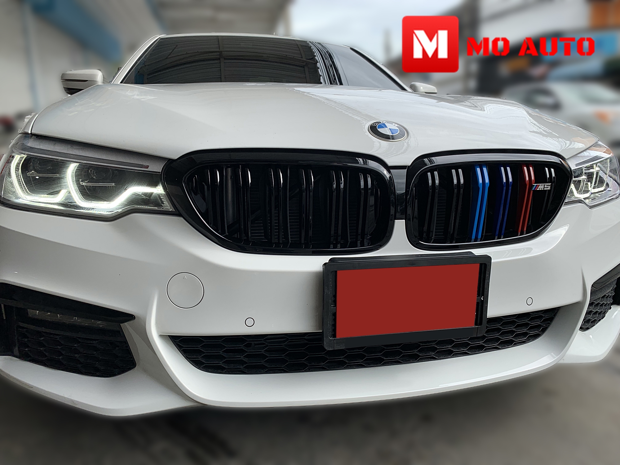 กระจังหน้า ทรง M5 แบบซี่คู่แถบสี /// BMW G30