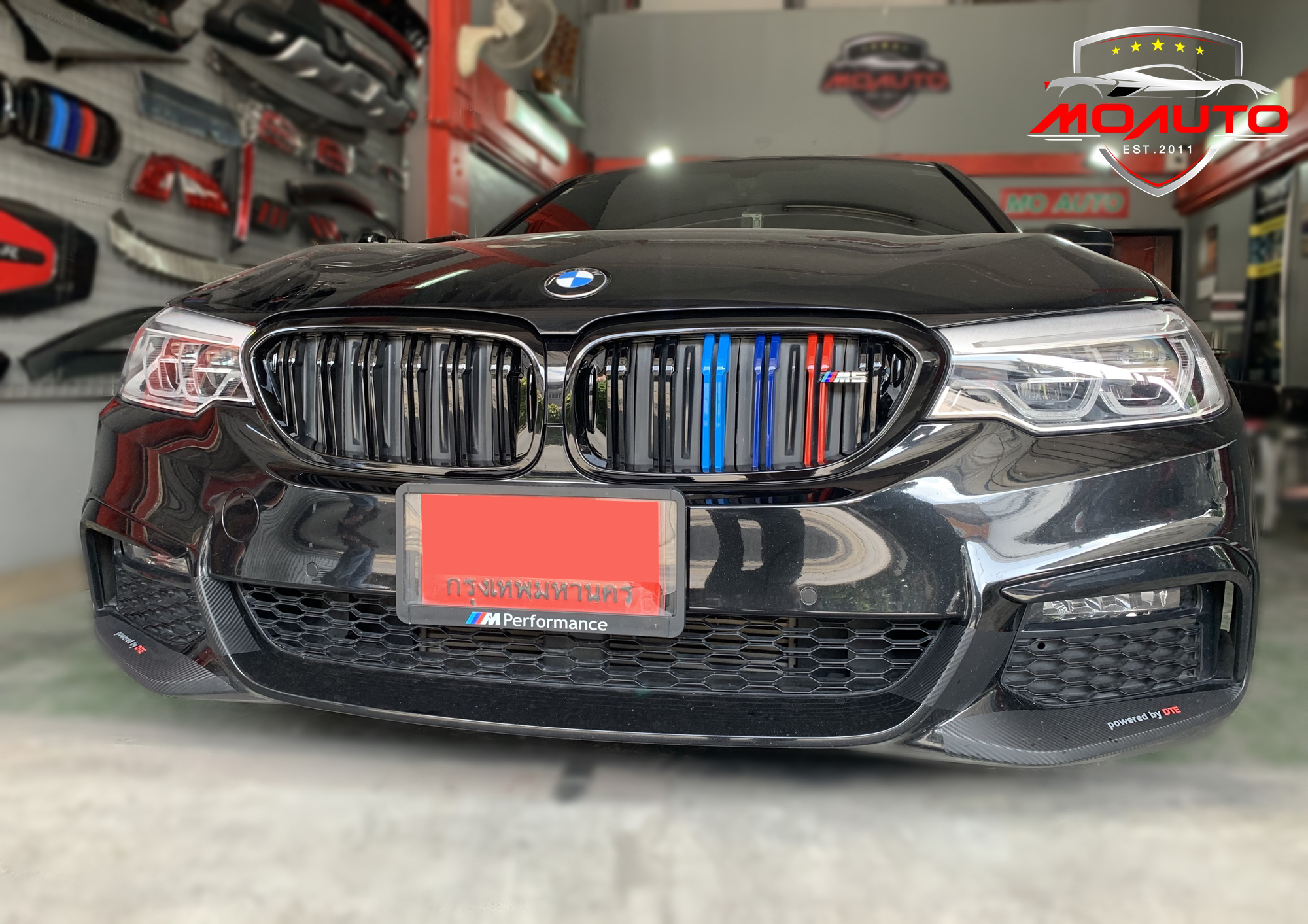 กระจังหน้า ทรง M5 แบบซี่คู่แถบสี /// BMW G30