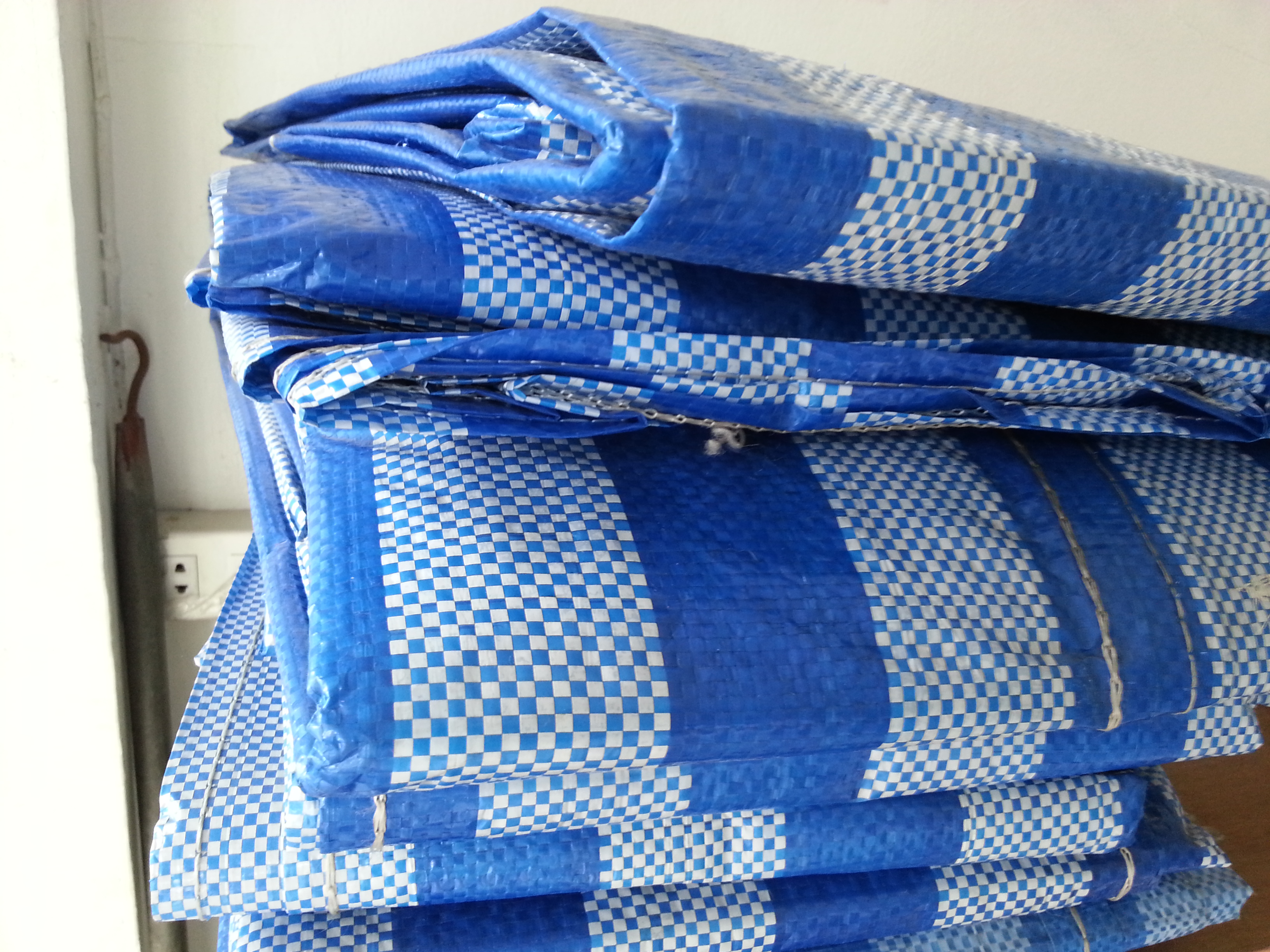 ผ้าใบ เคลือบ1ด้าน ฟ้าขาว ฟ้าล้วน ผ้าฟางริ้ว ขนาดกว้าง 4 หลา x ยาว 5 เมตร รังสิต ปทุมธานี คลุมสินค้า กันสาด กันฝุ่น กันฝน กันแดด คลุมงานก่อสร้าง น้ำหนักเบา ทนทาน
