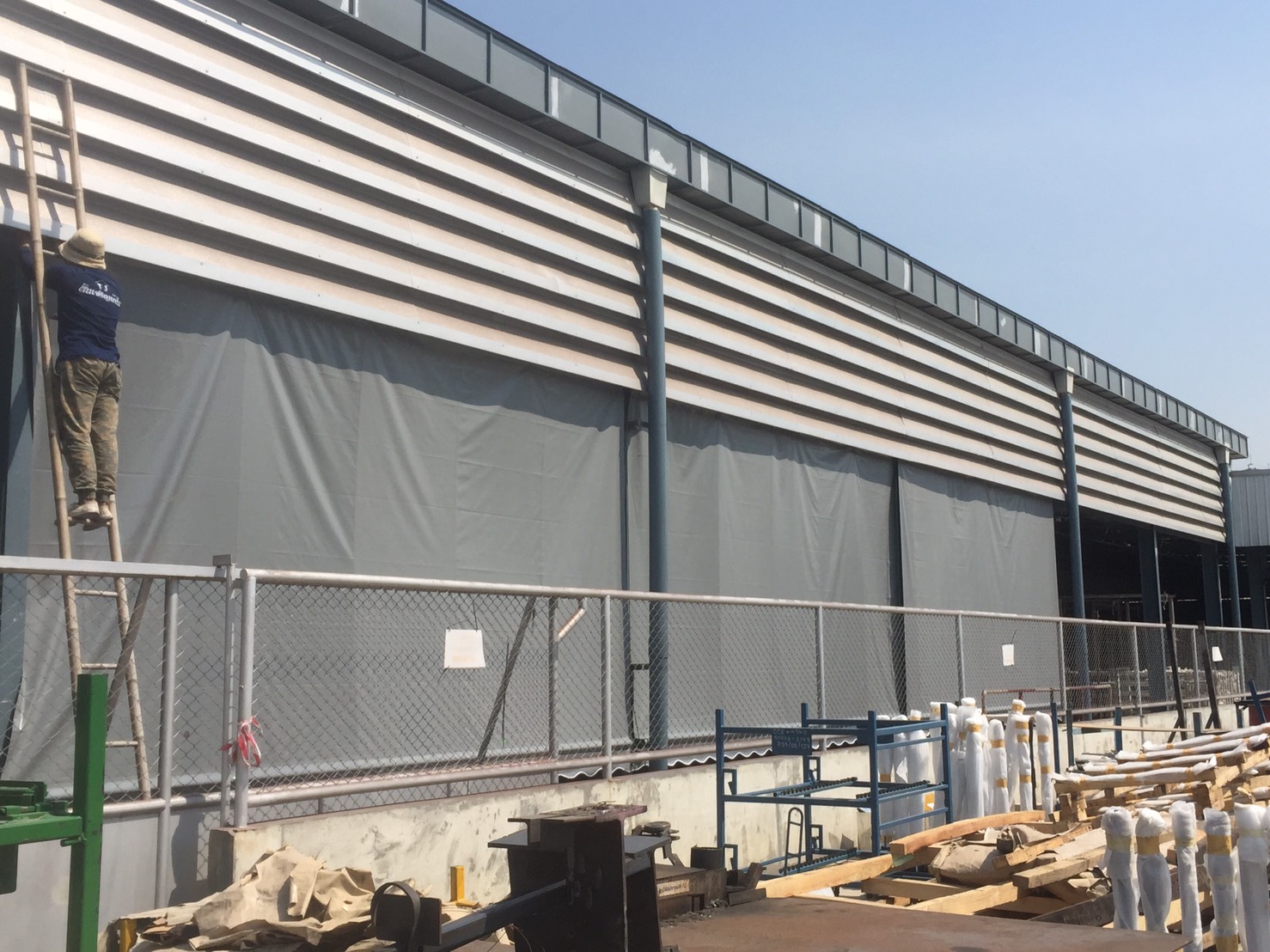 ผ้าใบชักรอก กว้าง 6เมตร สูง 5มตร (ไม่รวมเสาค้ำ) กันสาดผ้าใบ ชักรอกผ้าใบ ผ้าใบม้วนขึ้นลง ผ้าใบม้วนเก็บได้ ผ้าใบตลาดนัด มีทุกสี 6m x 5m