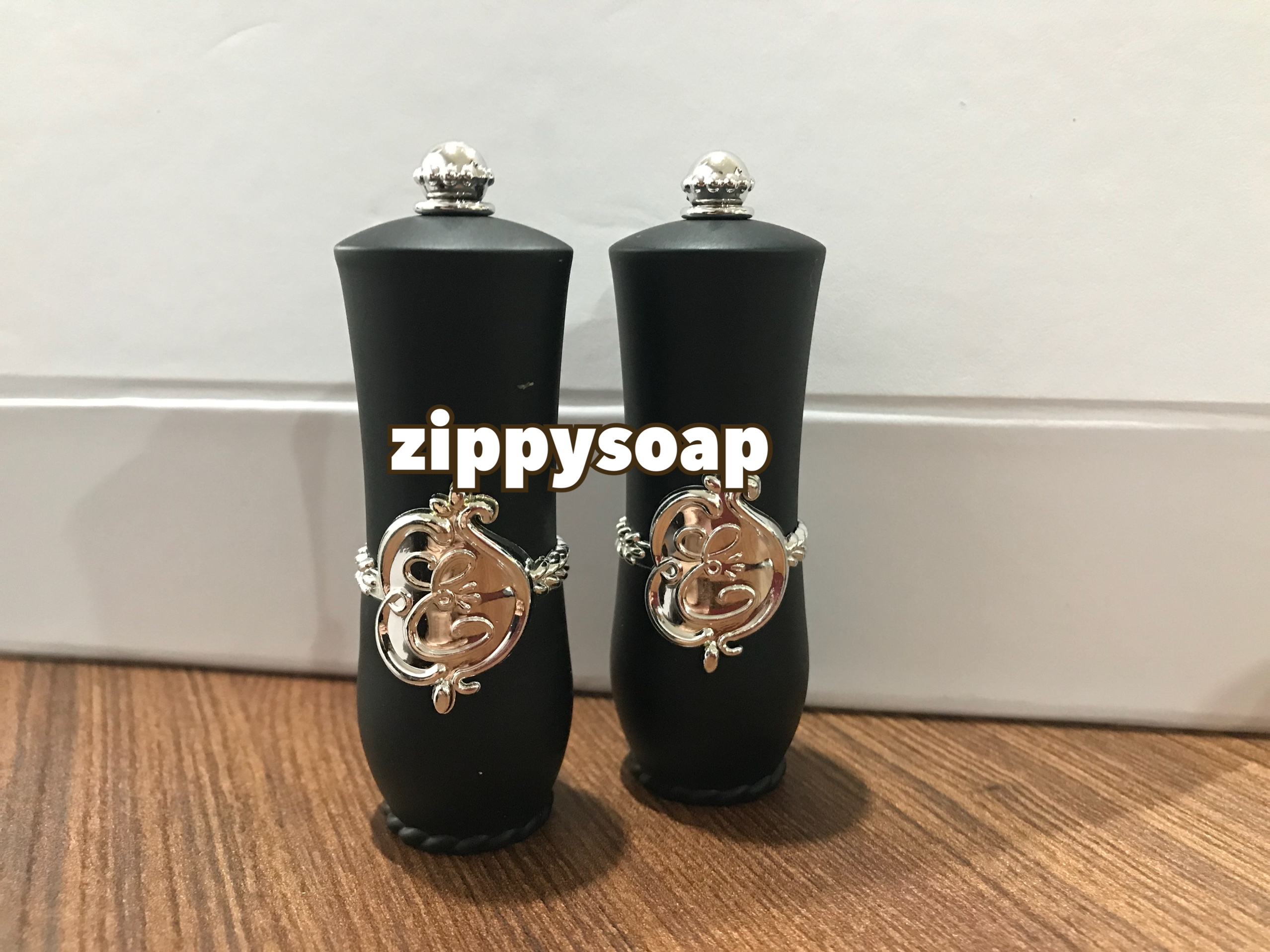 หลอดลิปสีดำสายคาด 1 ชิ้น