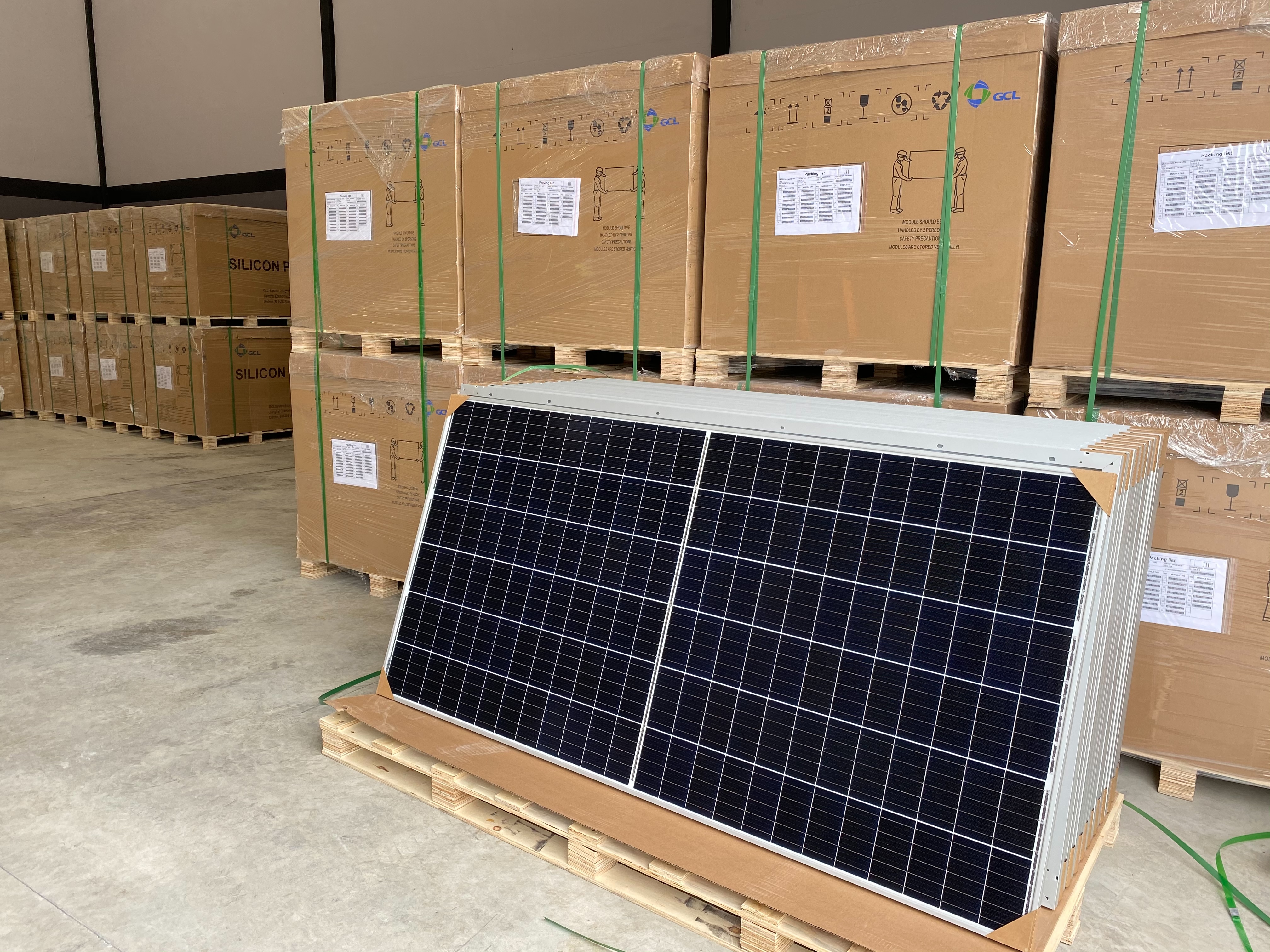 แผงโซล่าเซลล์โมโน PERC Half Cell ยี่ห้อ GCL 400W เกรดพรีเมียม Tier 1