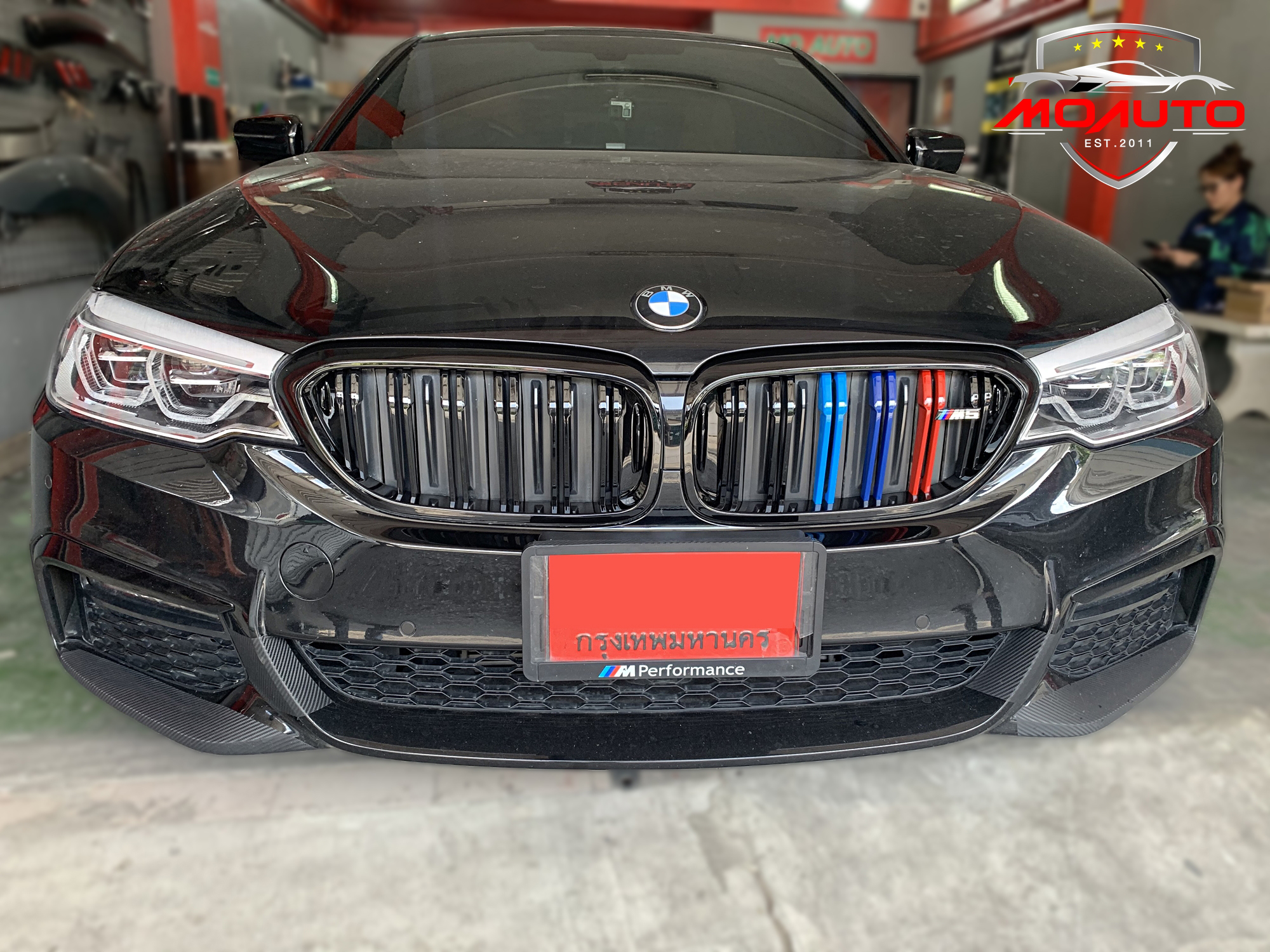 กระจังหน้า ทรง M5 แบบซี่คู่แถบสี /// BMW G30
