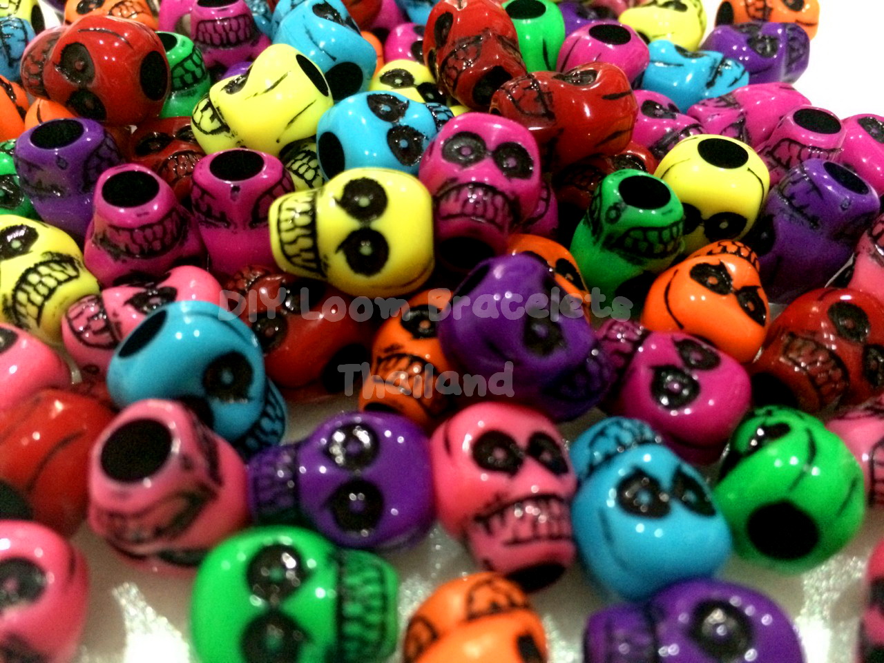 ลูกปัดลายกะโหลกคละสี 25 ชิ้น