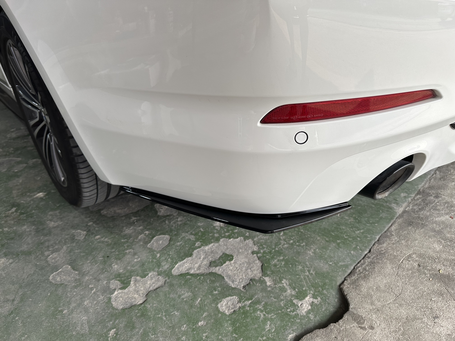 ลิ้นกันชนหลังดำเงา BMW G30