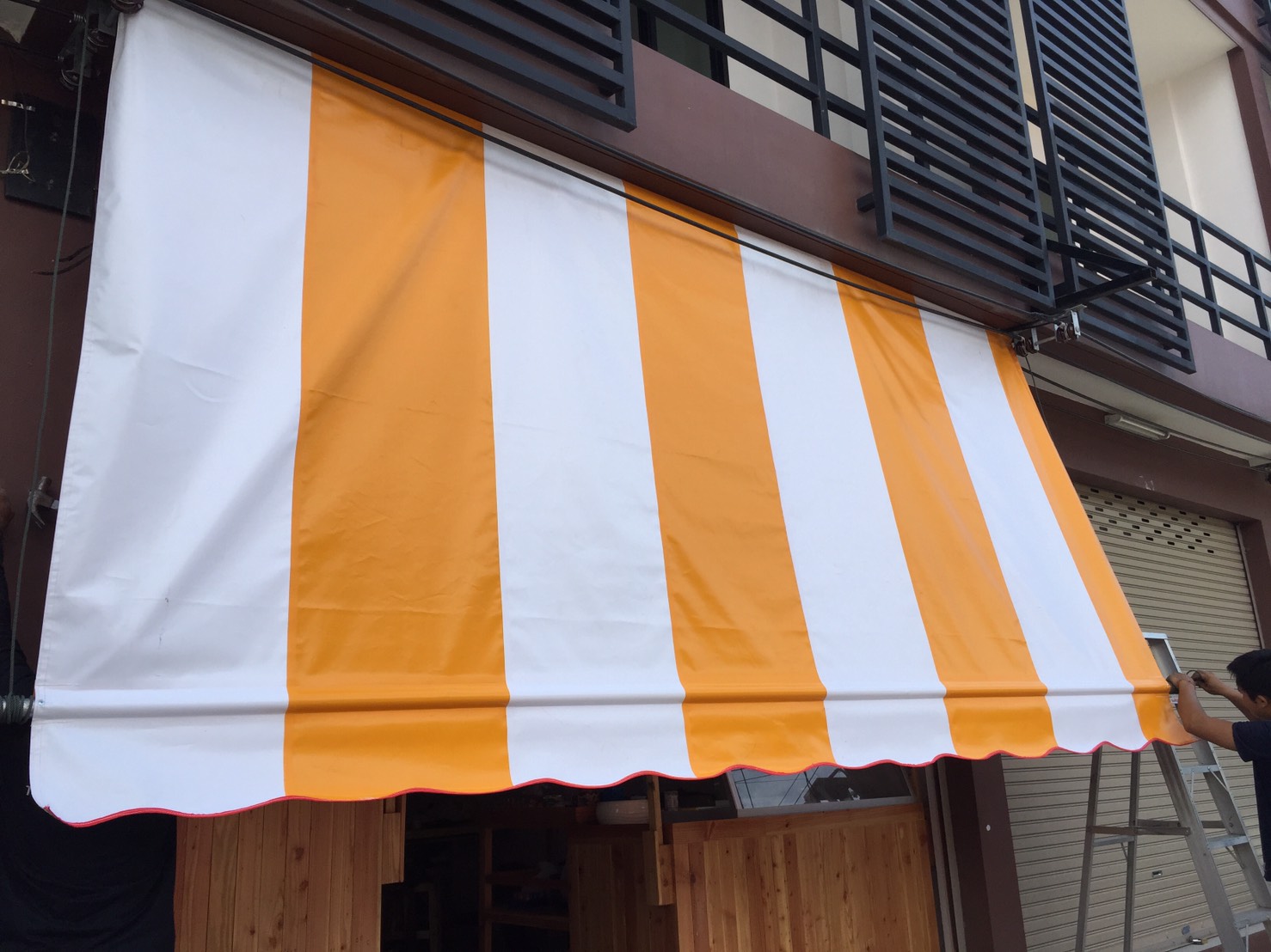 ผ้าใบชักรอก กว้าง2เมตร สูง1เมตร ทุกแบบ ทุกสี (ไม่รวมเสาค้ำ) ผ้าใบกันสาด ผ้าใบกันฝน ผ้าใบม้วนกันฝน ผ้าใบม้วนกันแดด ผ้าใบหน้าร้าน มีทุกสี 2m x 1m